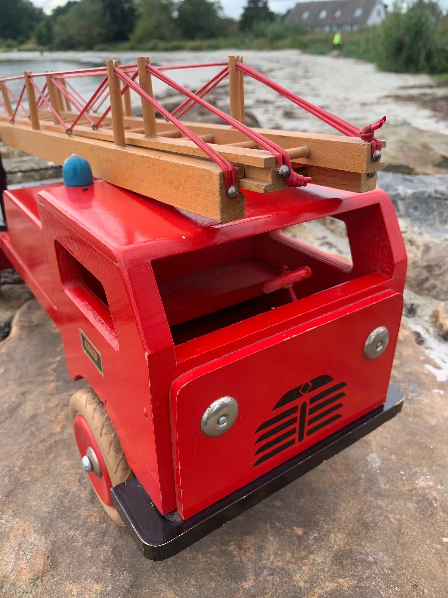 Schönes und großes altes rotes BRIO Feuerwehrauto mit Leiter