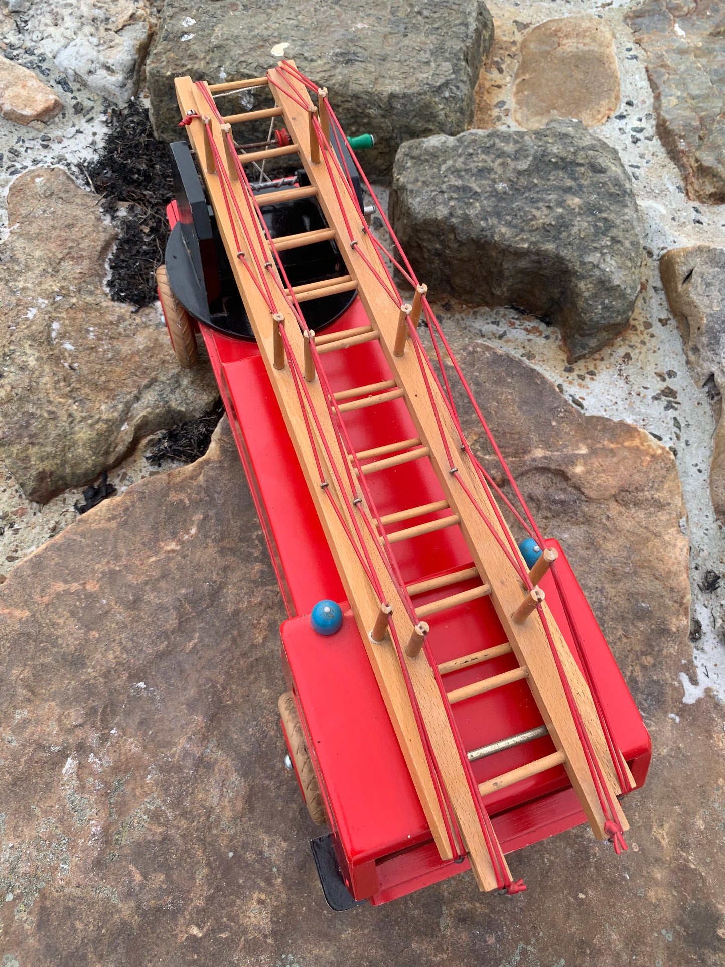 Schönes und großes altes rotes BRIO Feuerwehrauto mit Leiter