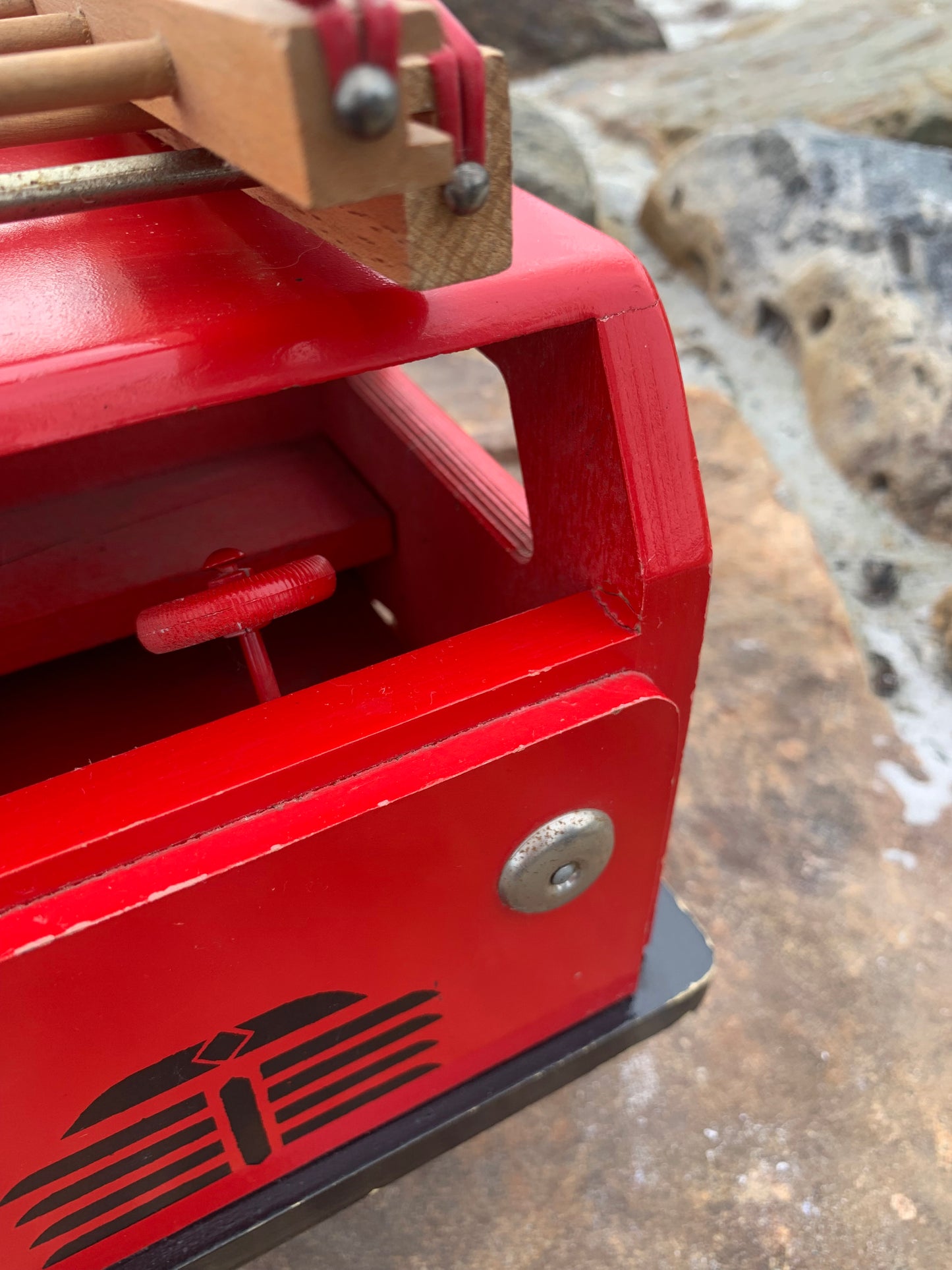 Schönes und großes altes rotes BRIO Feuerwehrauto mit Leiter
