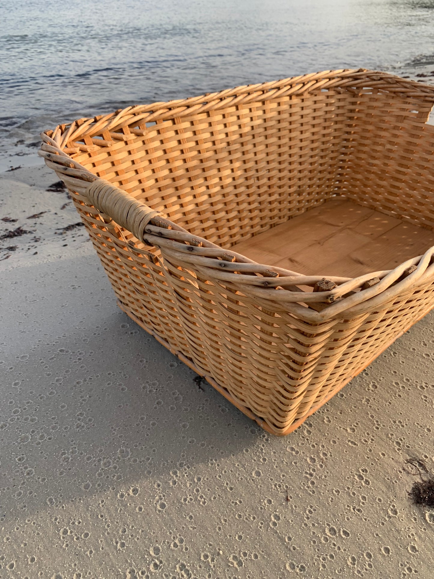 Wäschekorb mit Holzboden