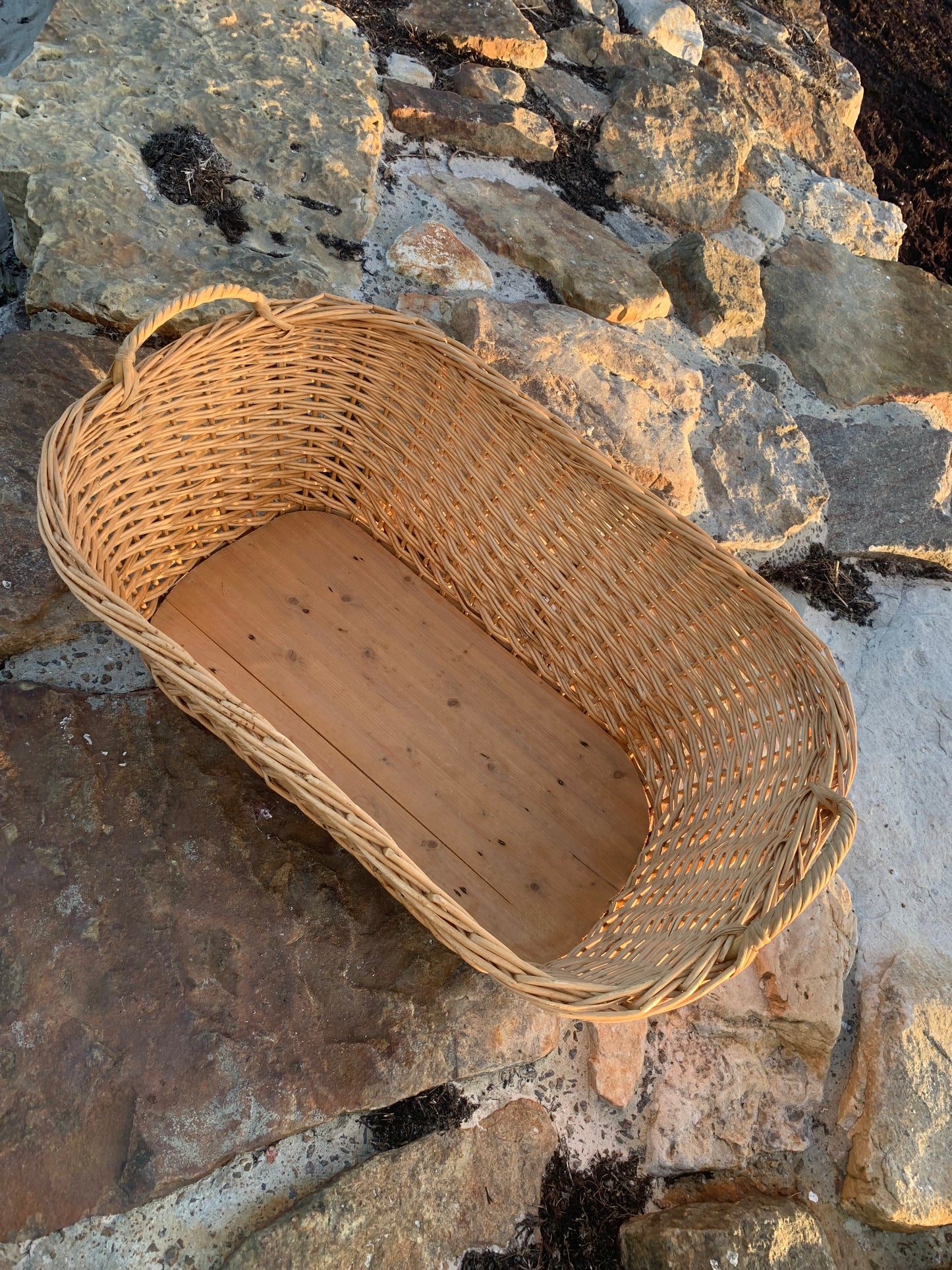 Wäschekorb mit Holzboden
