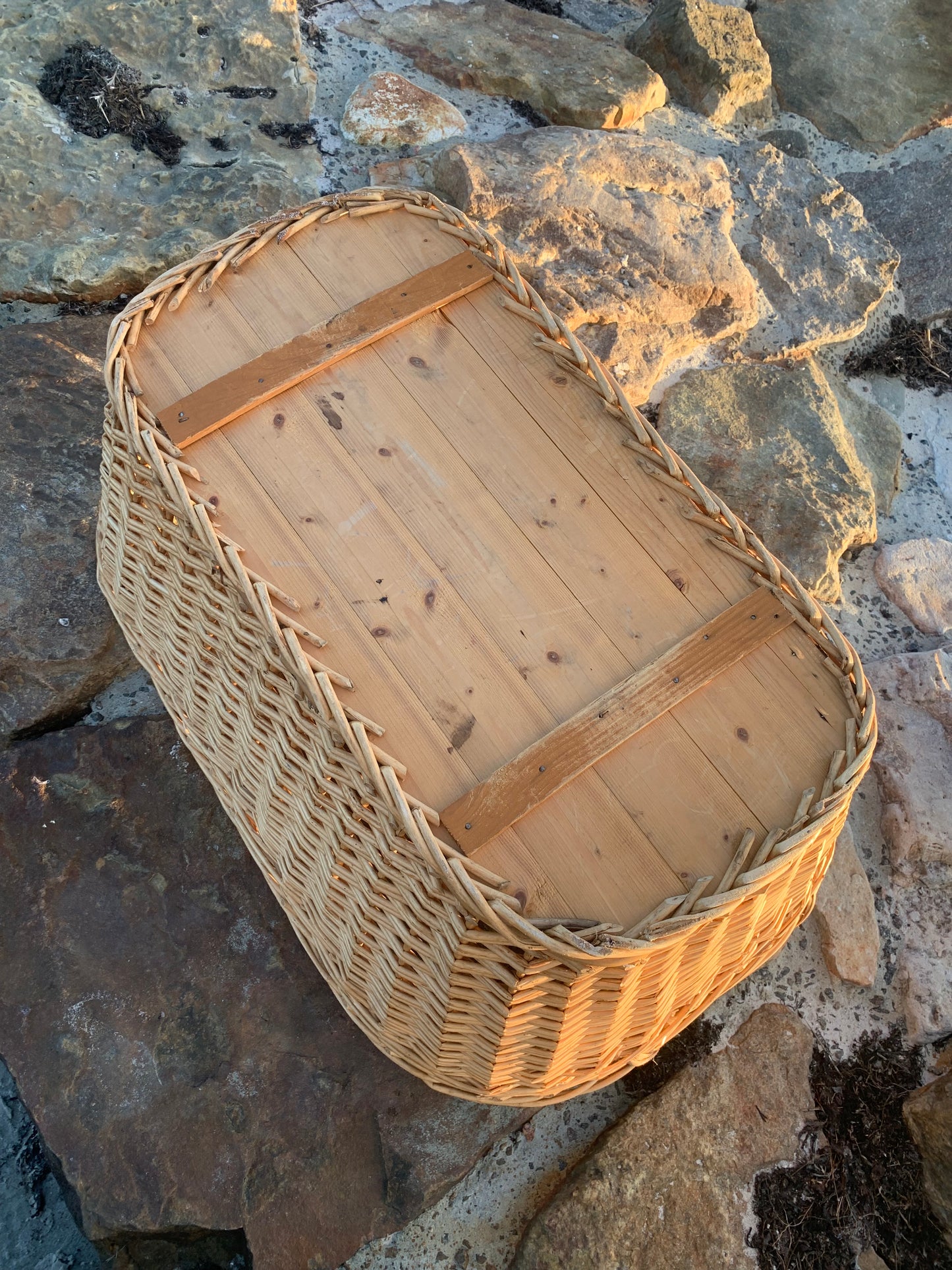 Wäschekorb mit Holzboden