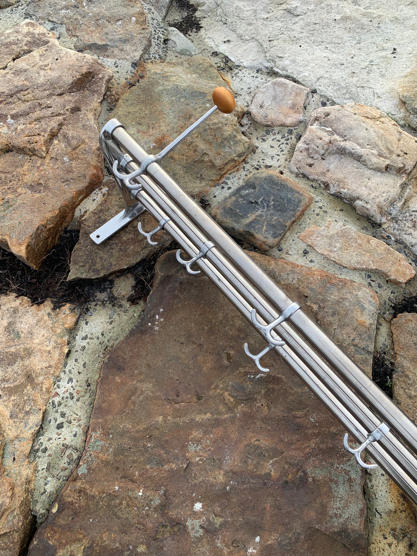 Regal mit 2 Huthaken - Entwurf von Gunnar Bolin aus dem Jahr 1937