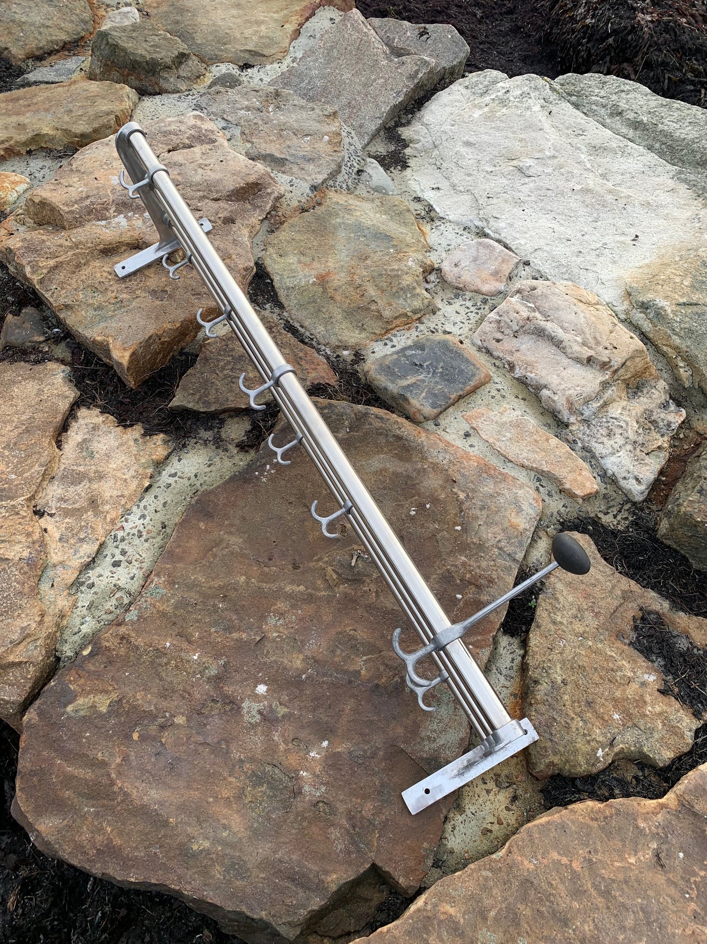 Regal mit Huthaken - Entworfen von Gunnar Bolin im Jahr 1937