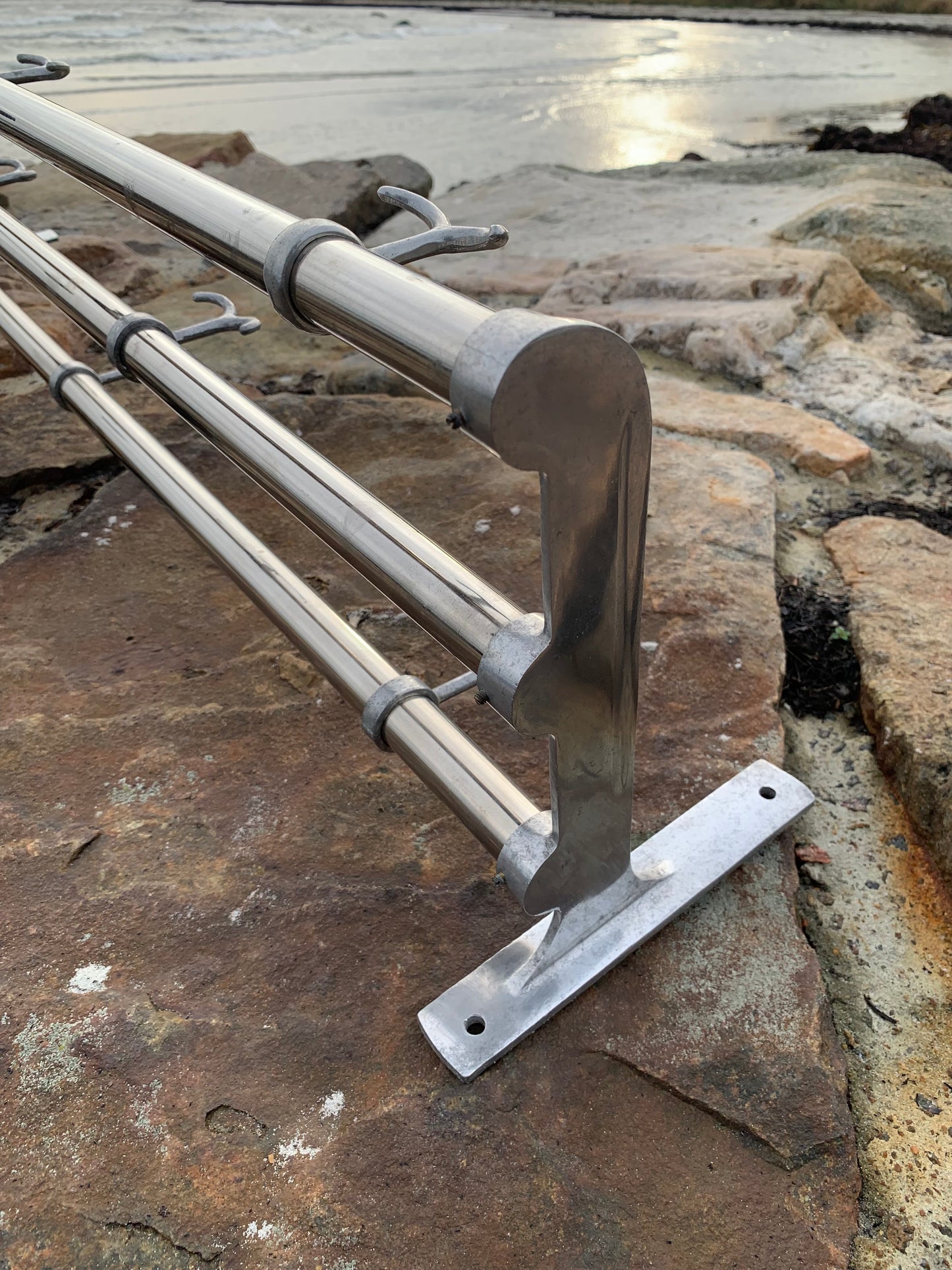 Regal mit Huthaken - Entworfen von Gunnar Bolin im Jahr 1937