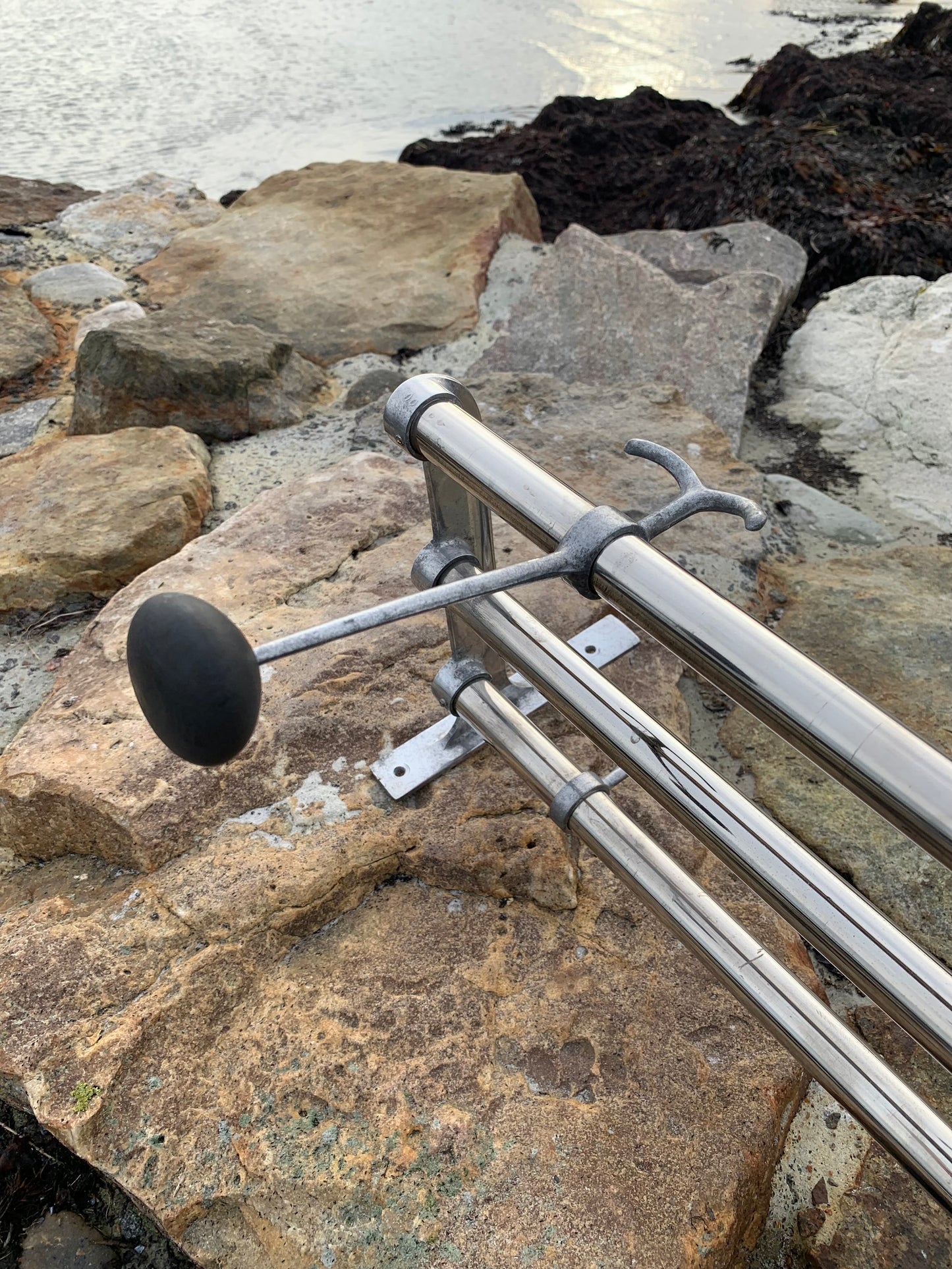 Regal mit Huthaken - Entworfen von Gunnar Bolin im Jahr 1937