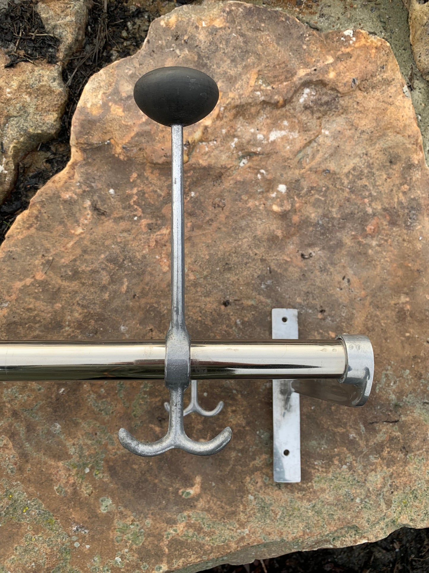 Regal mit Huthaken - Entworfen von Gunnar Bolin im Jahr 1937