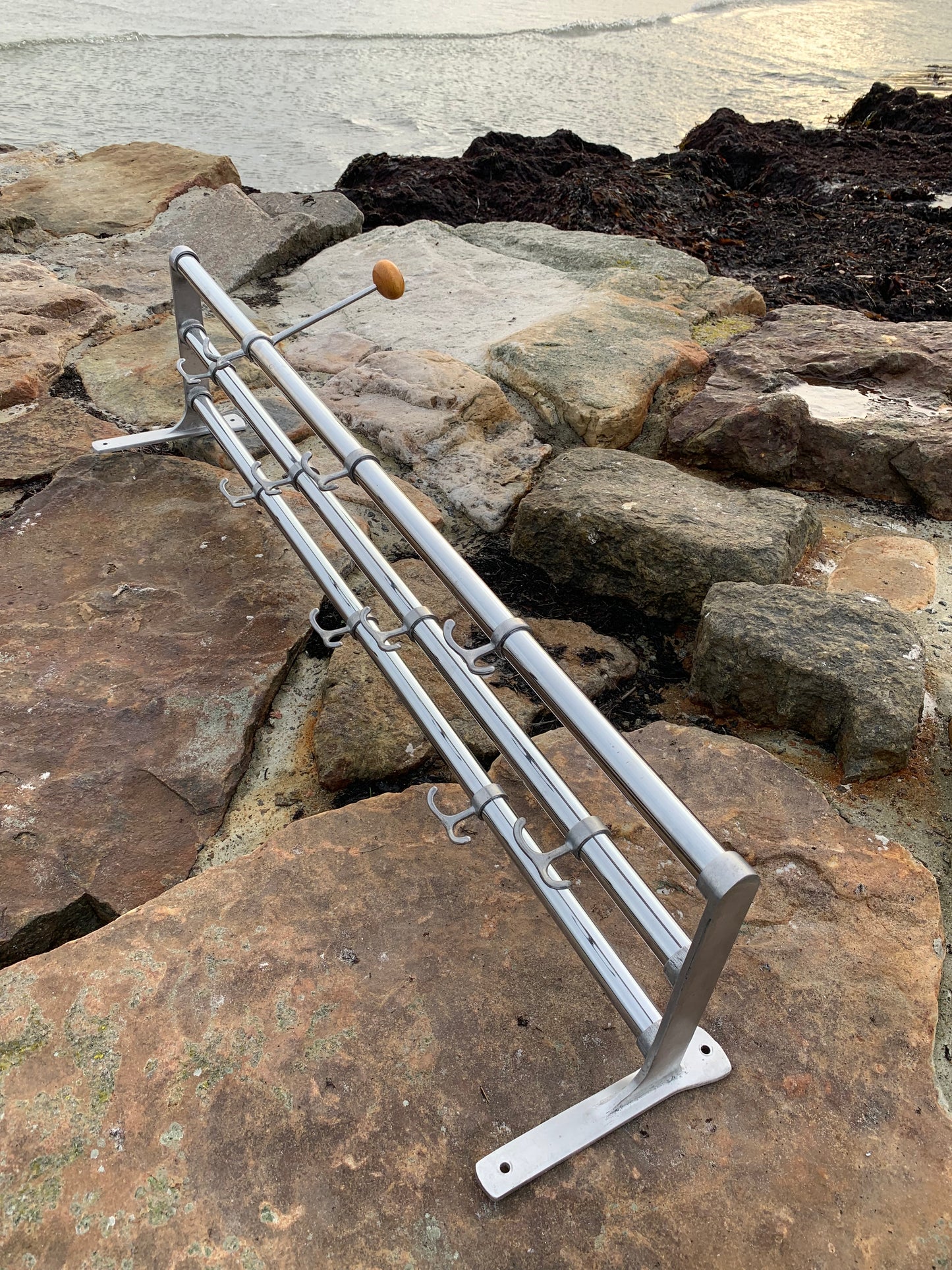 Regal mit Huthaken - Entworfen von Gunnar Bolin im Jahr 1937