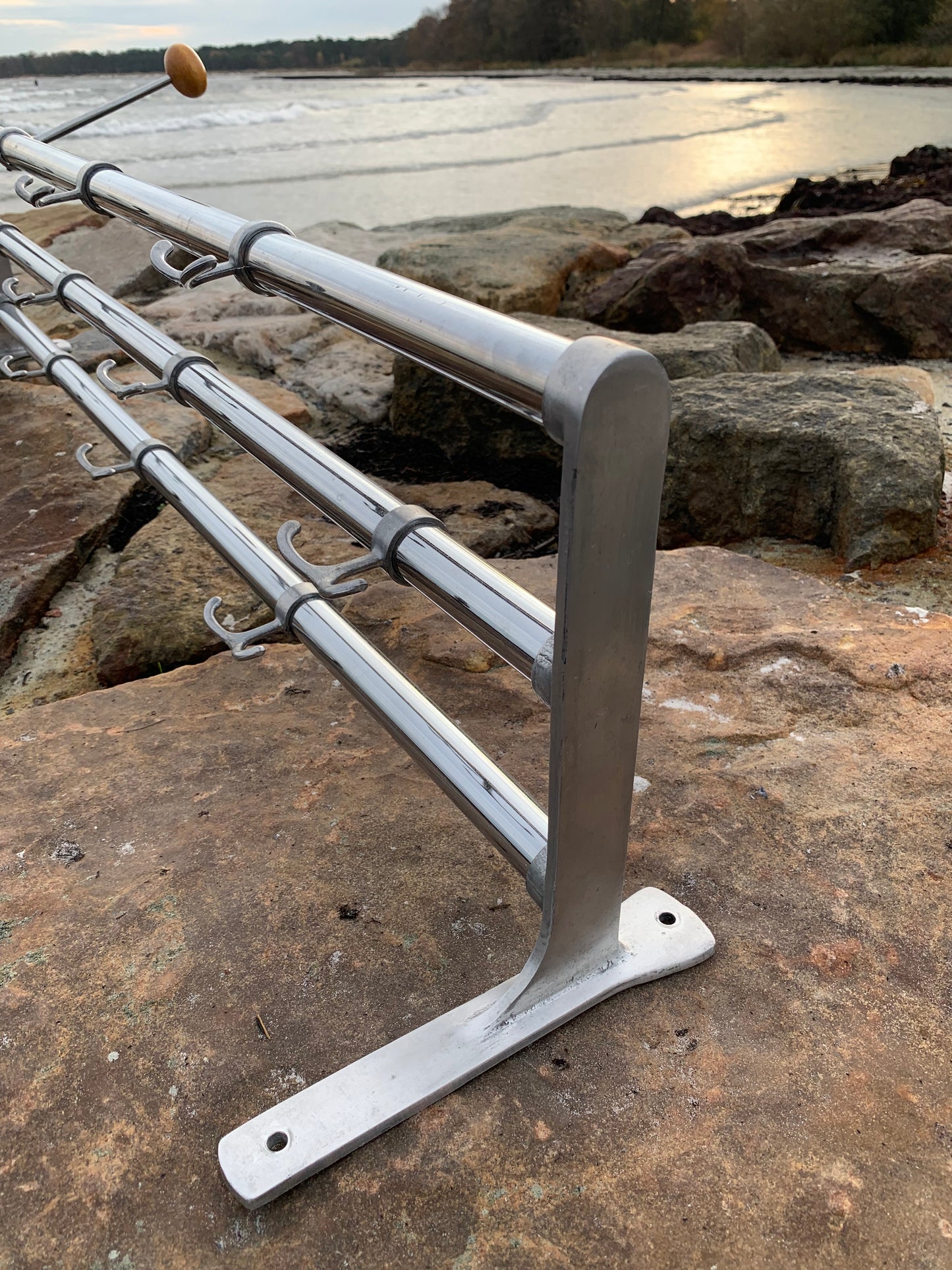 Regal mit Huthaken - Entworfen von Gunnar Bolin im Jahr 1937