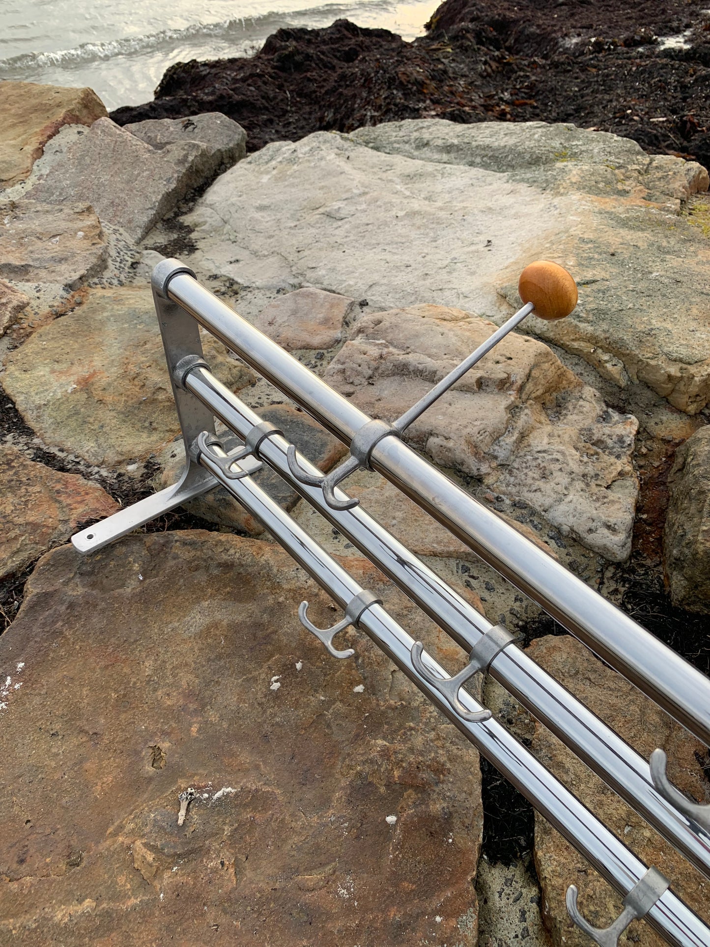 Regal mit Huthaken - Entworfen von Gunnar Bolin im Jahr 1937