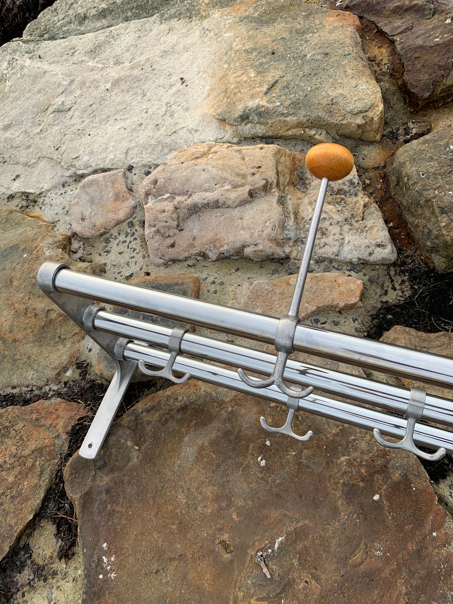 Regal mit Huthaken - Entworfen von Gunnar Bolin im Jahr 1937