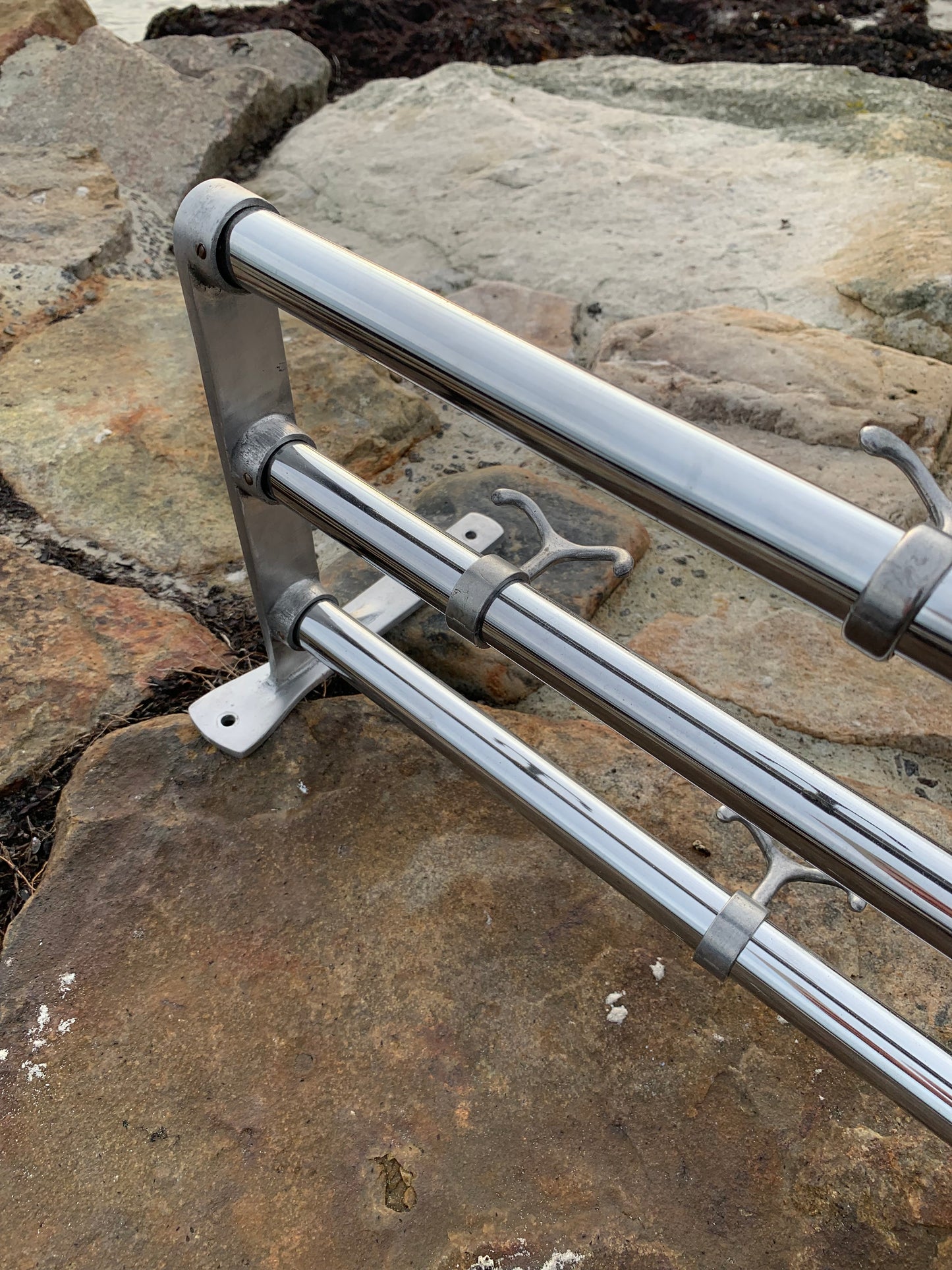 Regal mit Huthaken - Entworfen von Gunnar Bolin im Jahr 1937