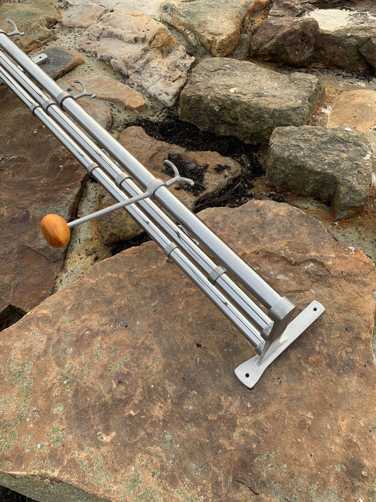 Regal mit Huthaken - Entworfen von Gunnar Bolin im Jahr 1937