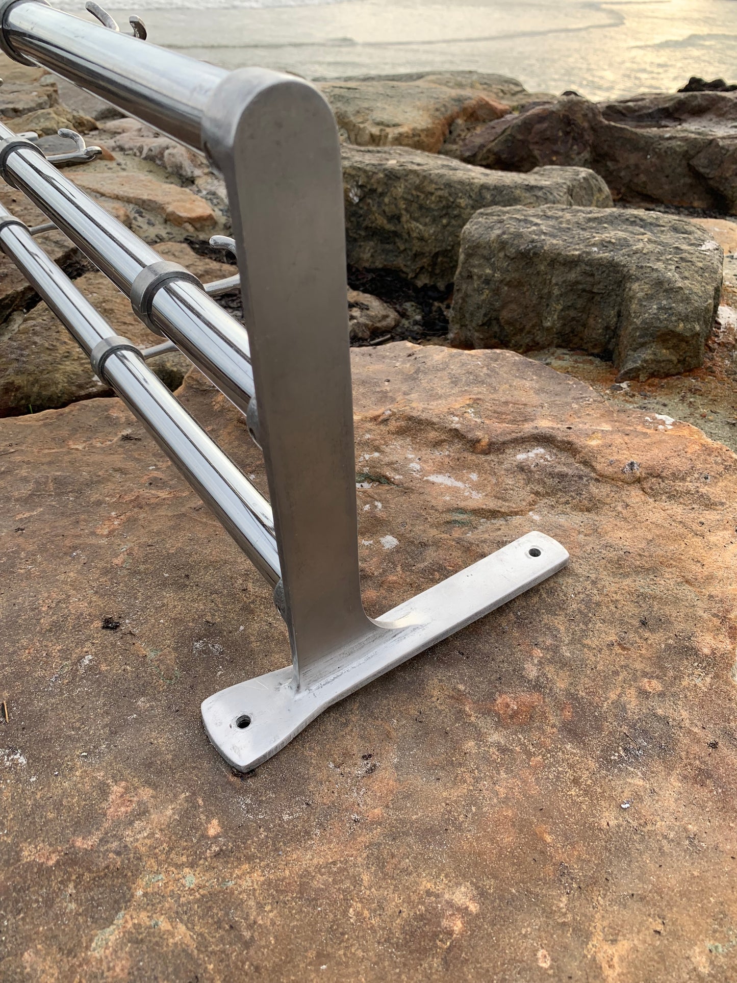 Regal mit Huthaken - Entworfen von Gunnar Bolin im Jahr 1937