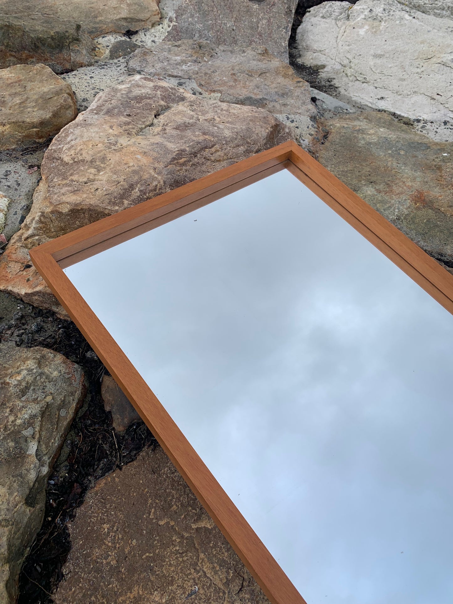 Spiegel mit Holzrahmen