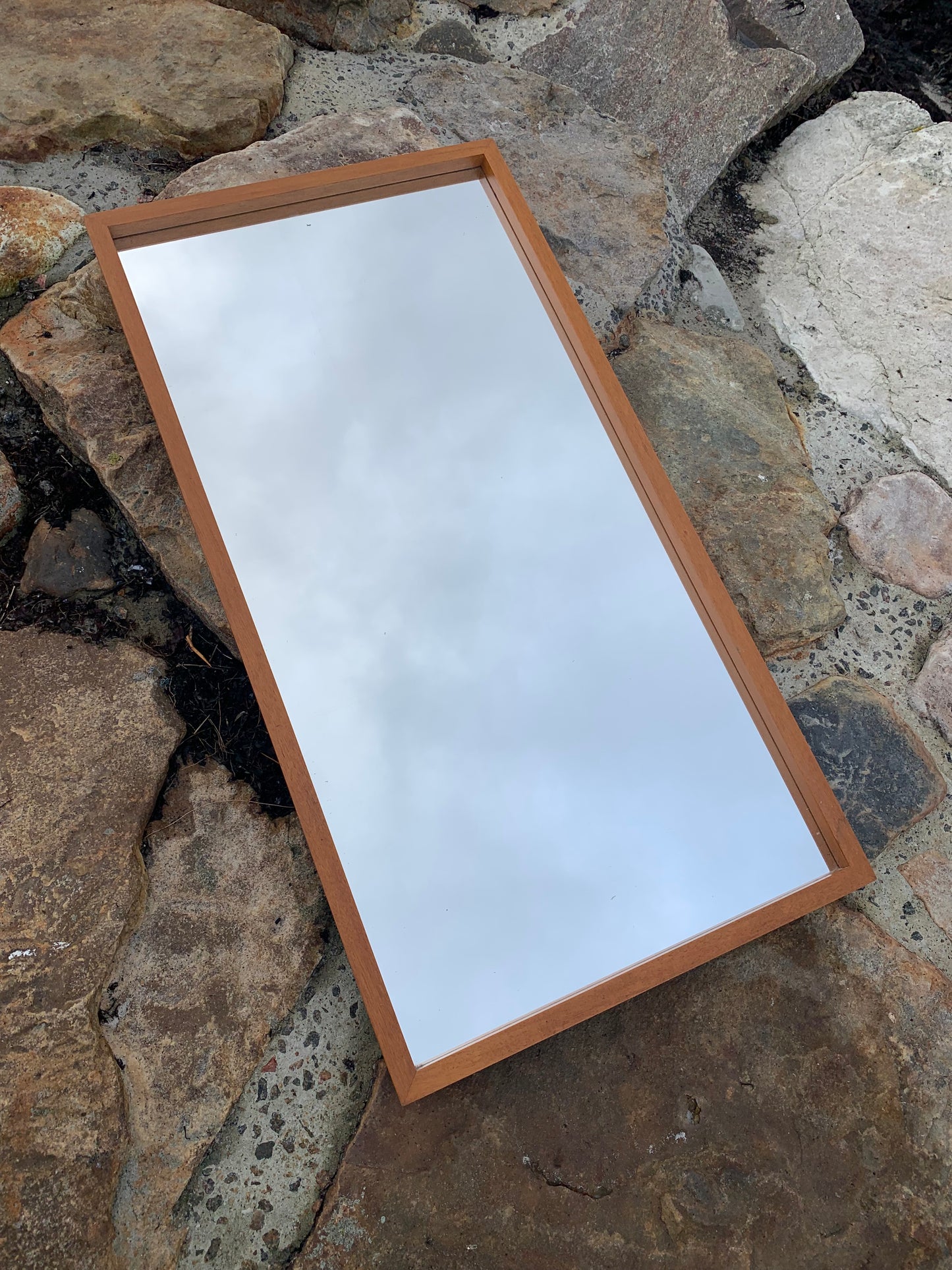 Spiegel mit Holzrahmen