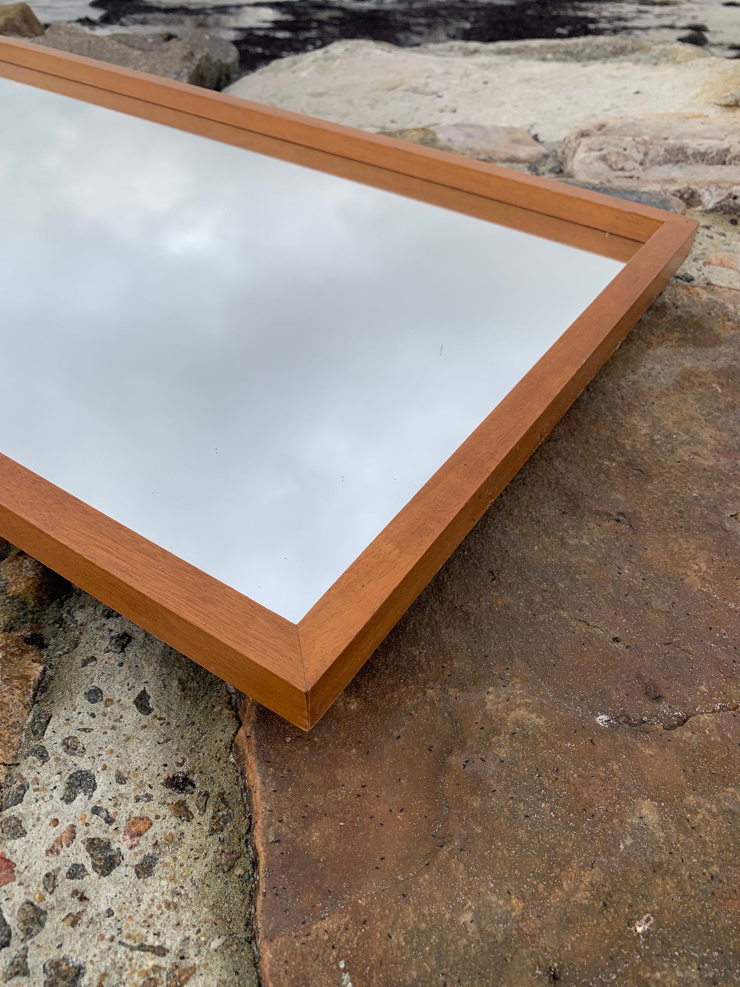 Spiegel mit Holzrahmen