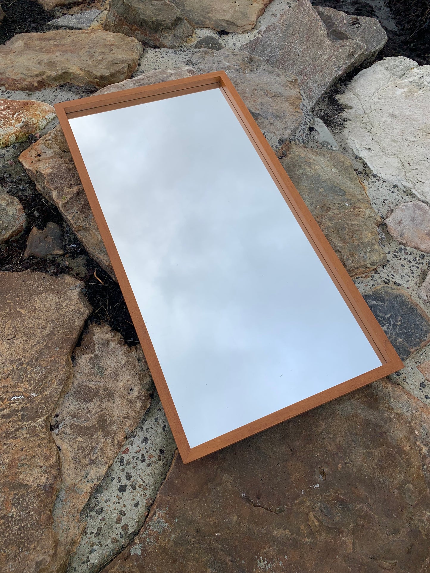 Spiegel mit Holzrahmen