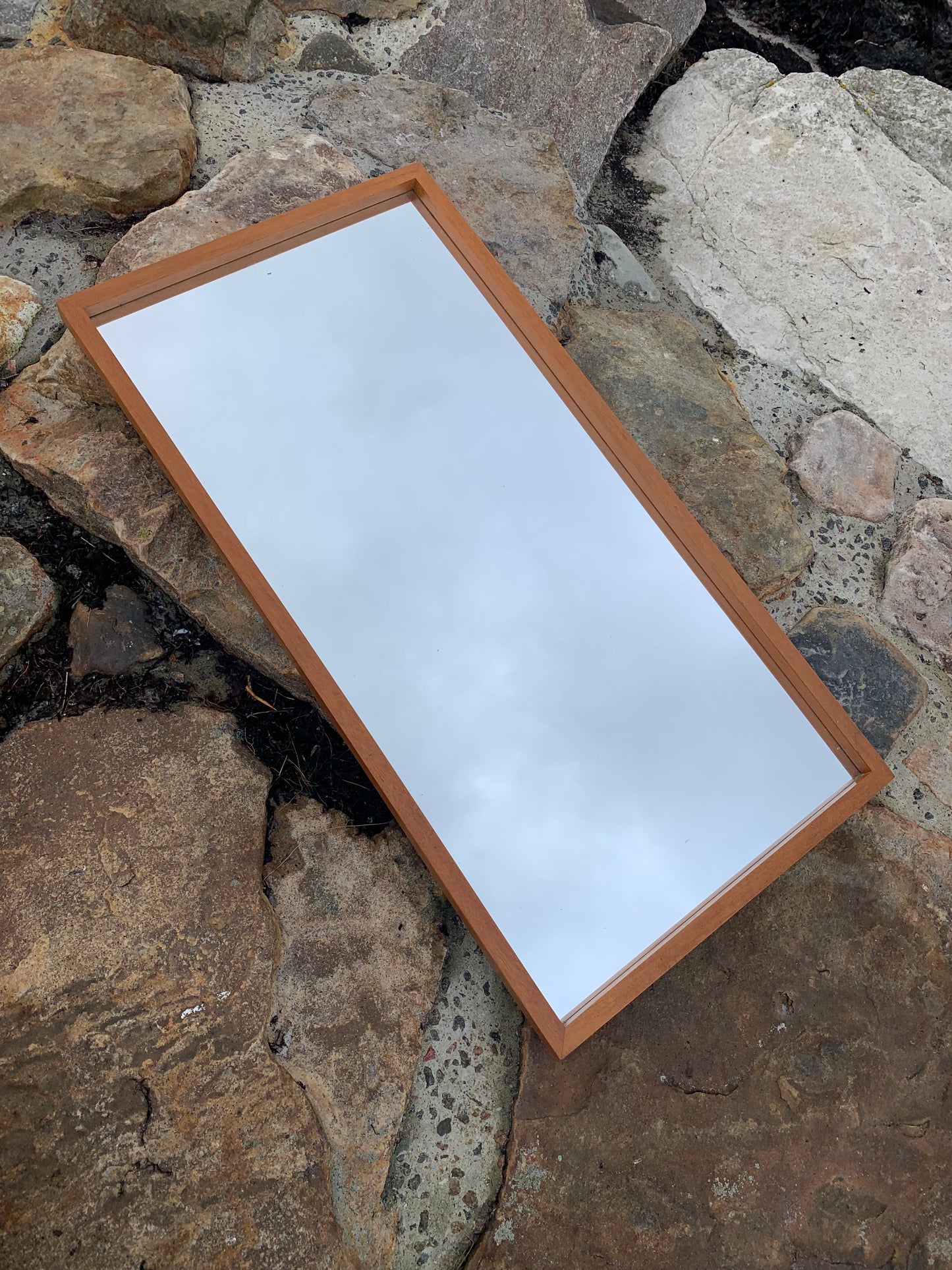 Spiegel mit Holzrahmen
