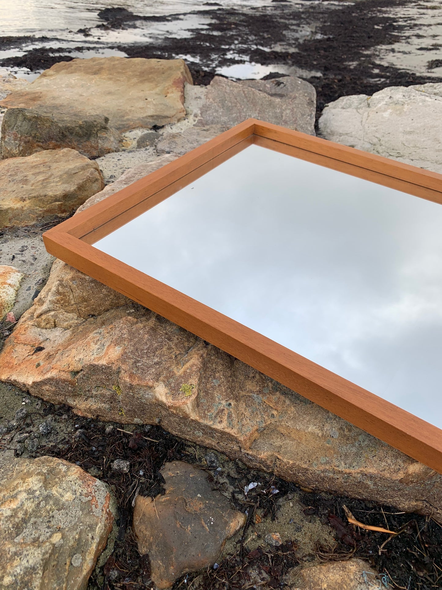 Spiegel mit Holzrahmen