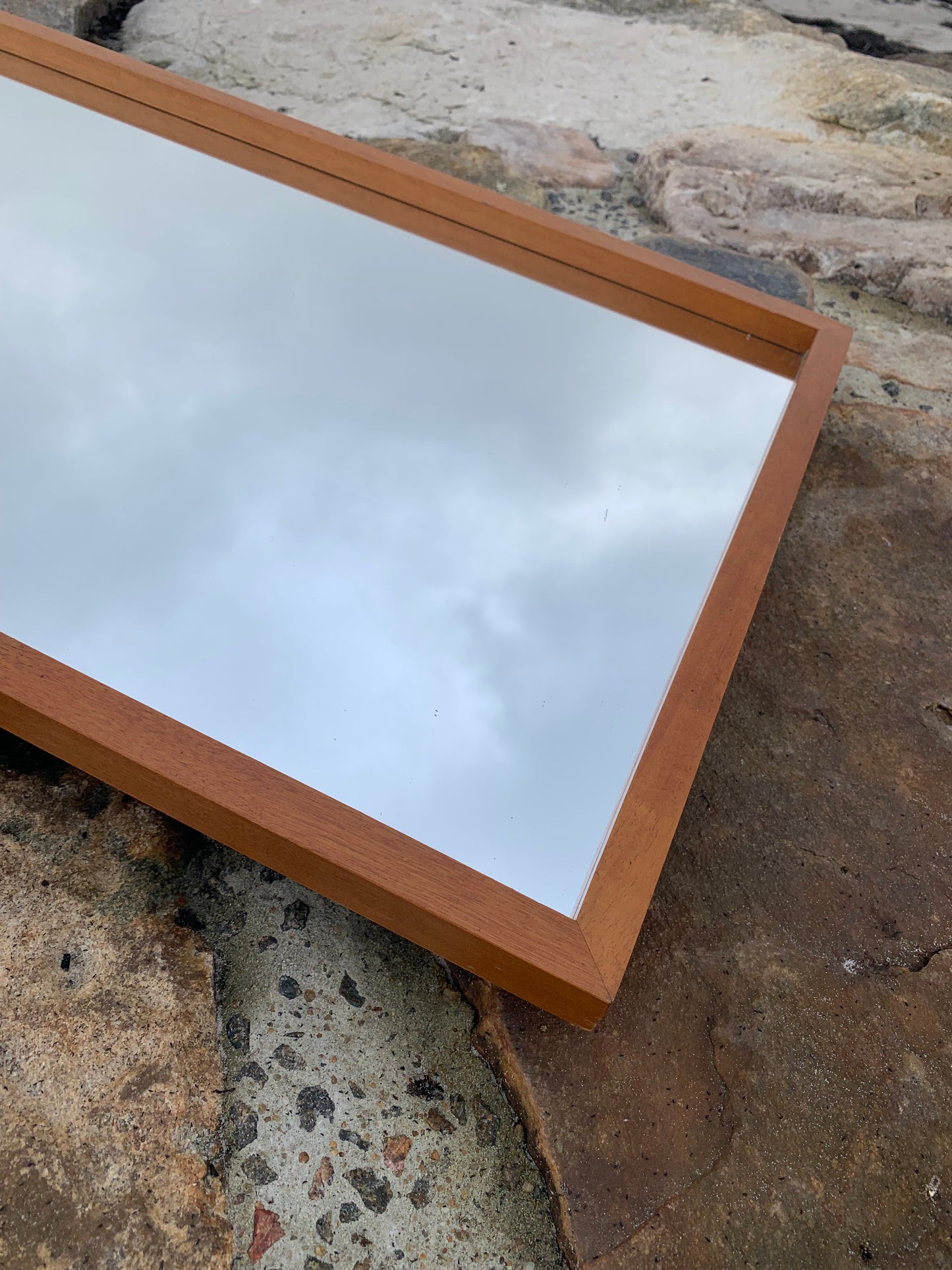 Spiegel mit Holzrahmen