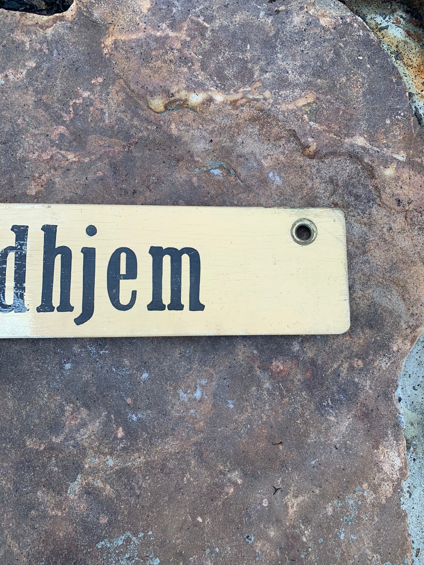 Alt-Bornholm-Schild vom Bus - Gudhjem/Aakrikeby