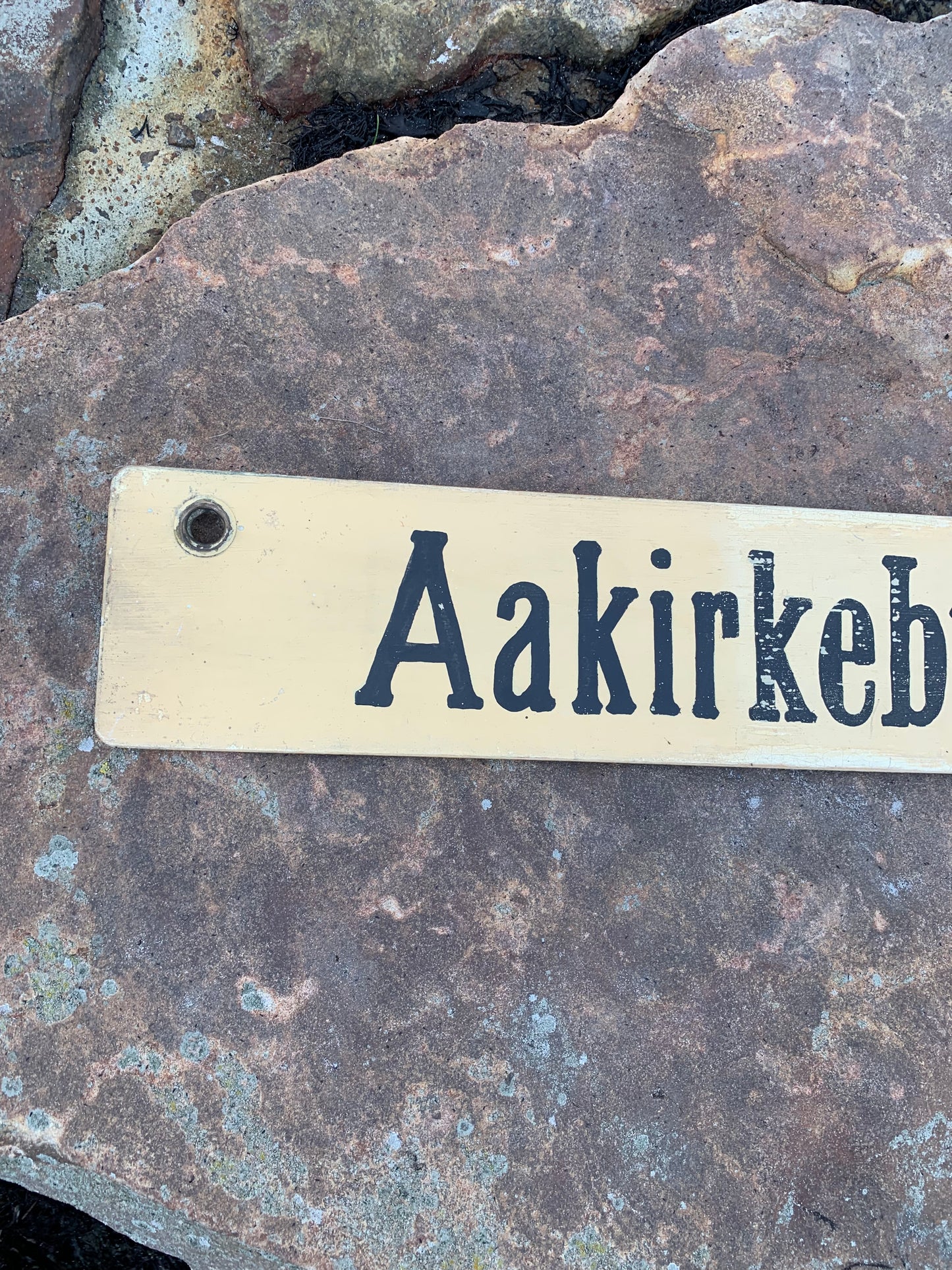 Alt-Bornholm-Schild vom Bus - Gudhjem/Aakrikeby