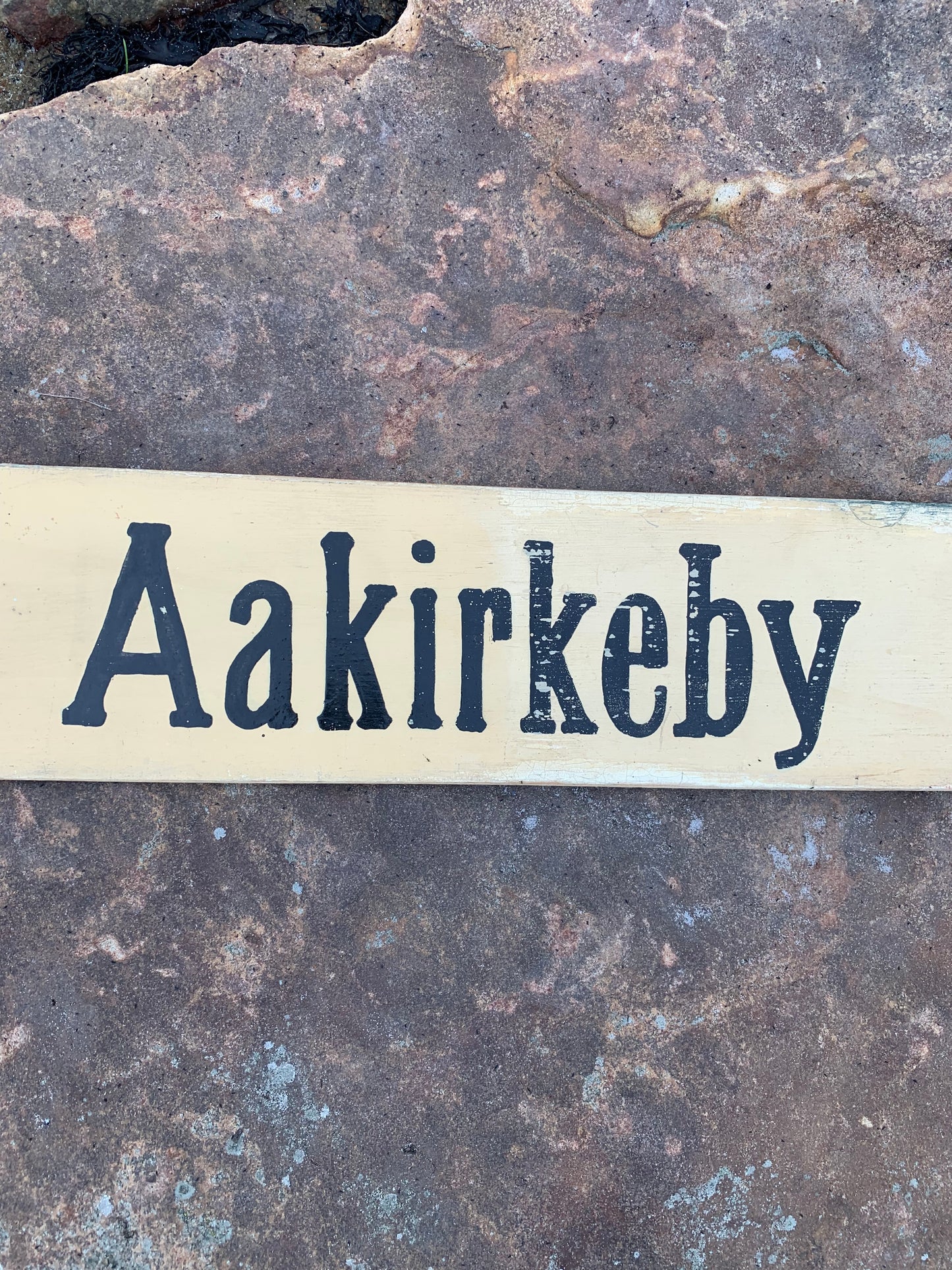 Alt-Bornholm-Schild vom Bus - Gudhjem/Aakrikeby