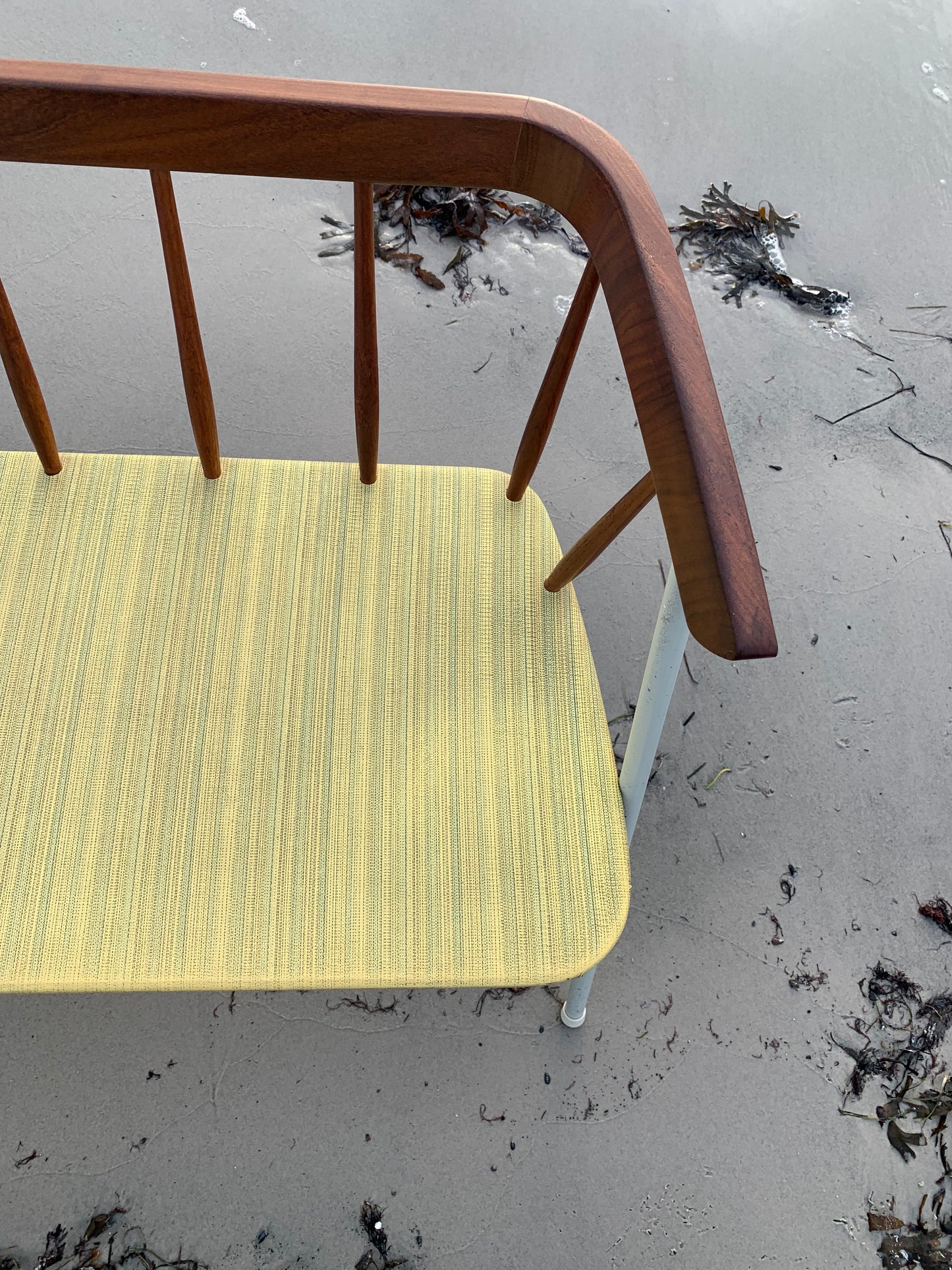 Bank mit feinen Holzdetails