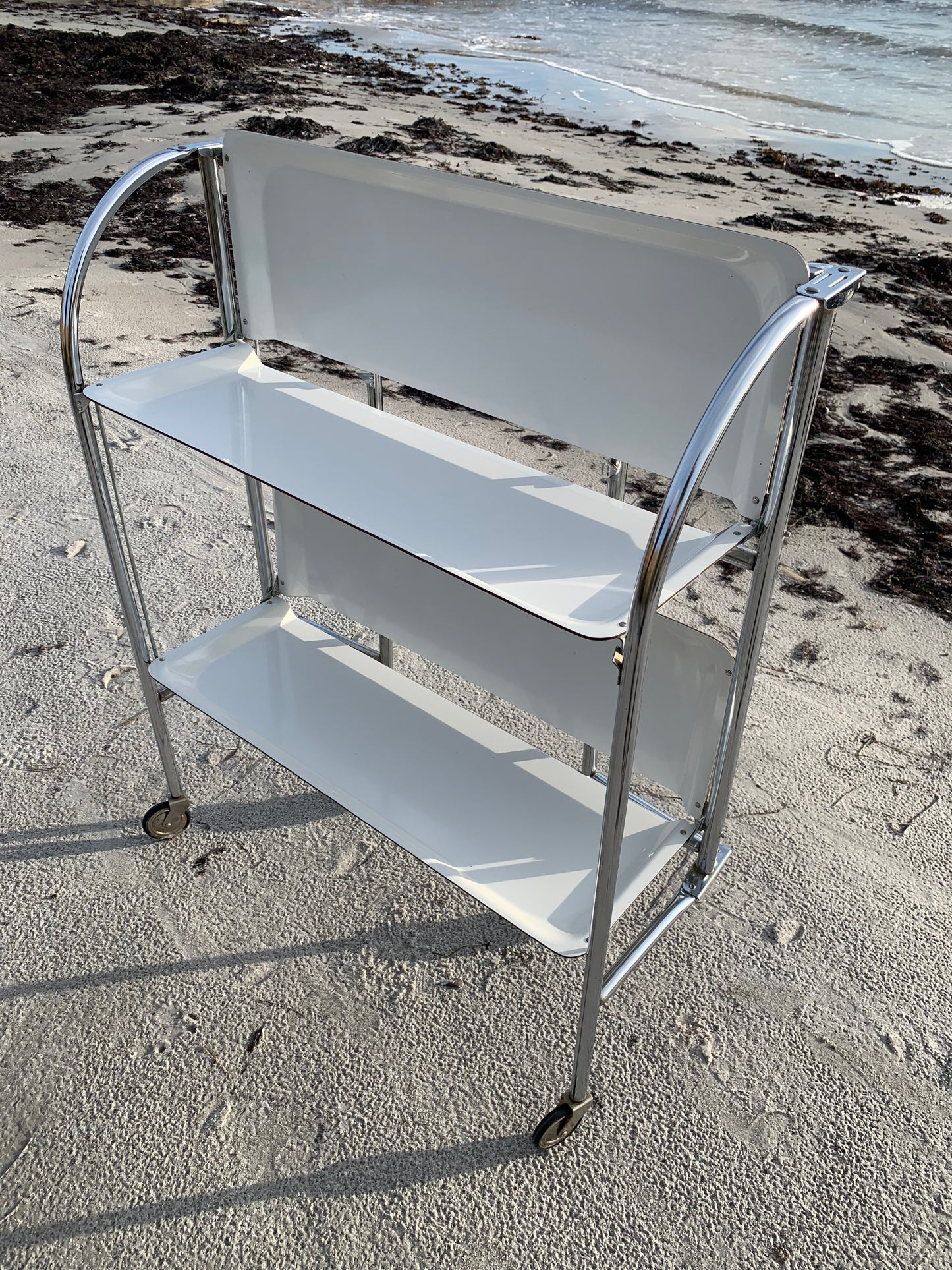 Klappbarer Bartisch mit Rollen