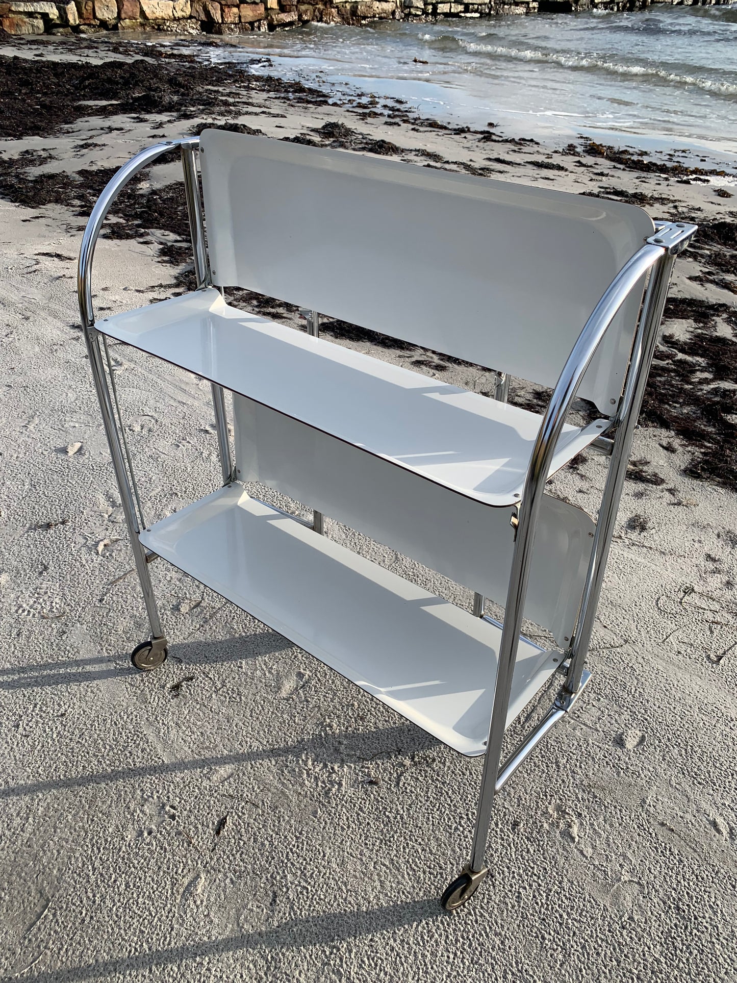 Klappbarer Bartisch mit Rollen