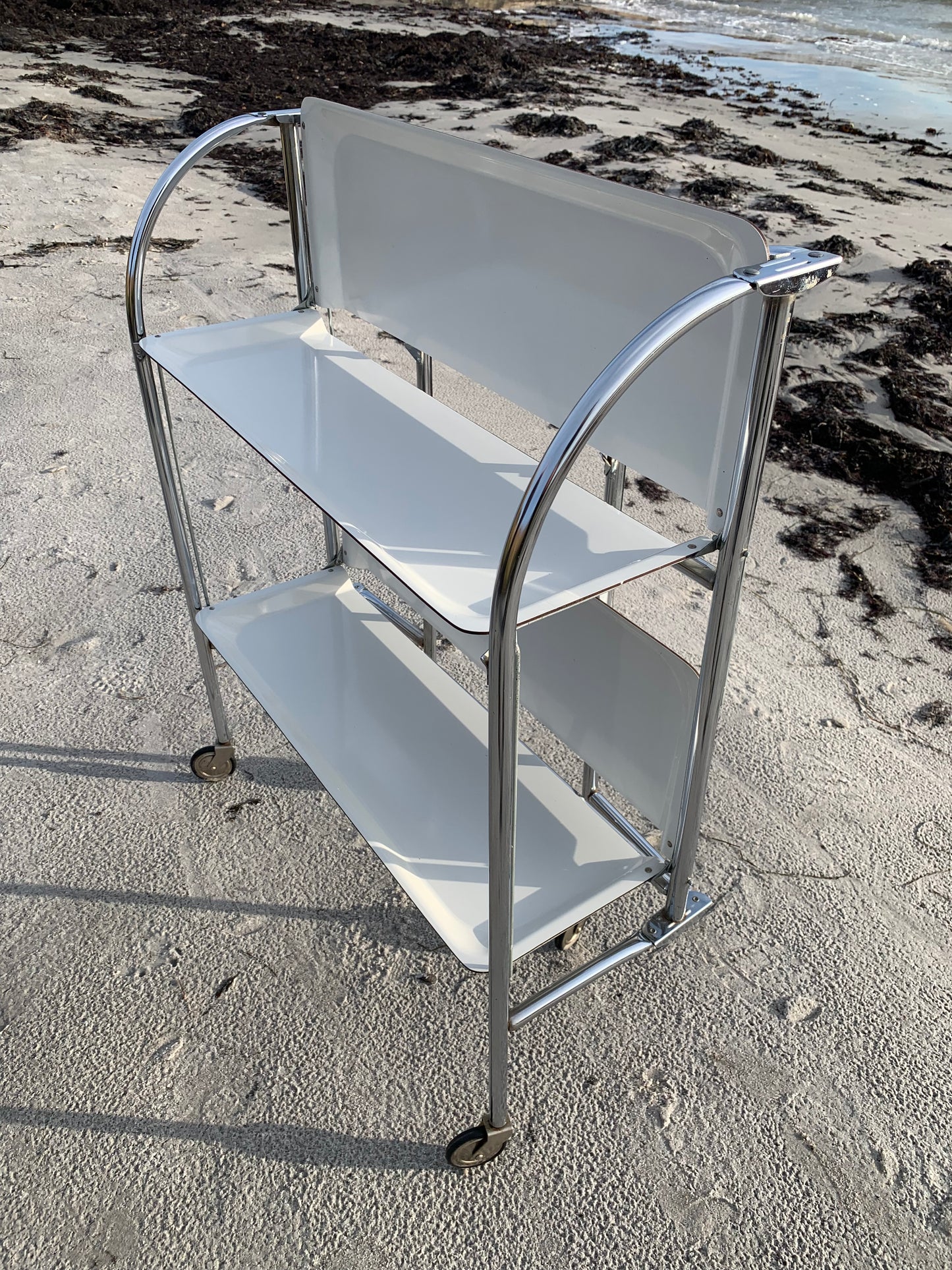 Klappbarer Bartisch mit Rollen