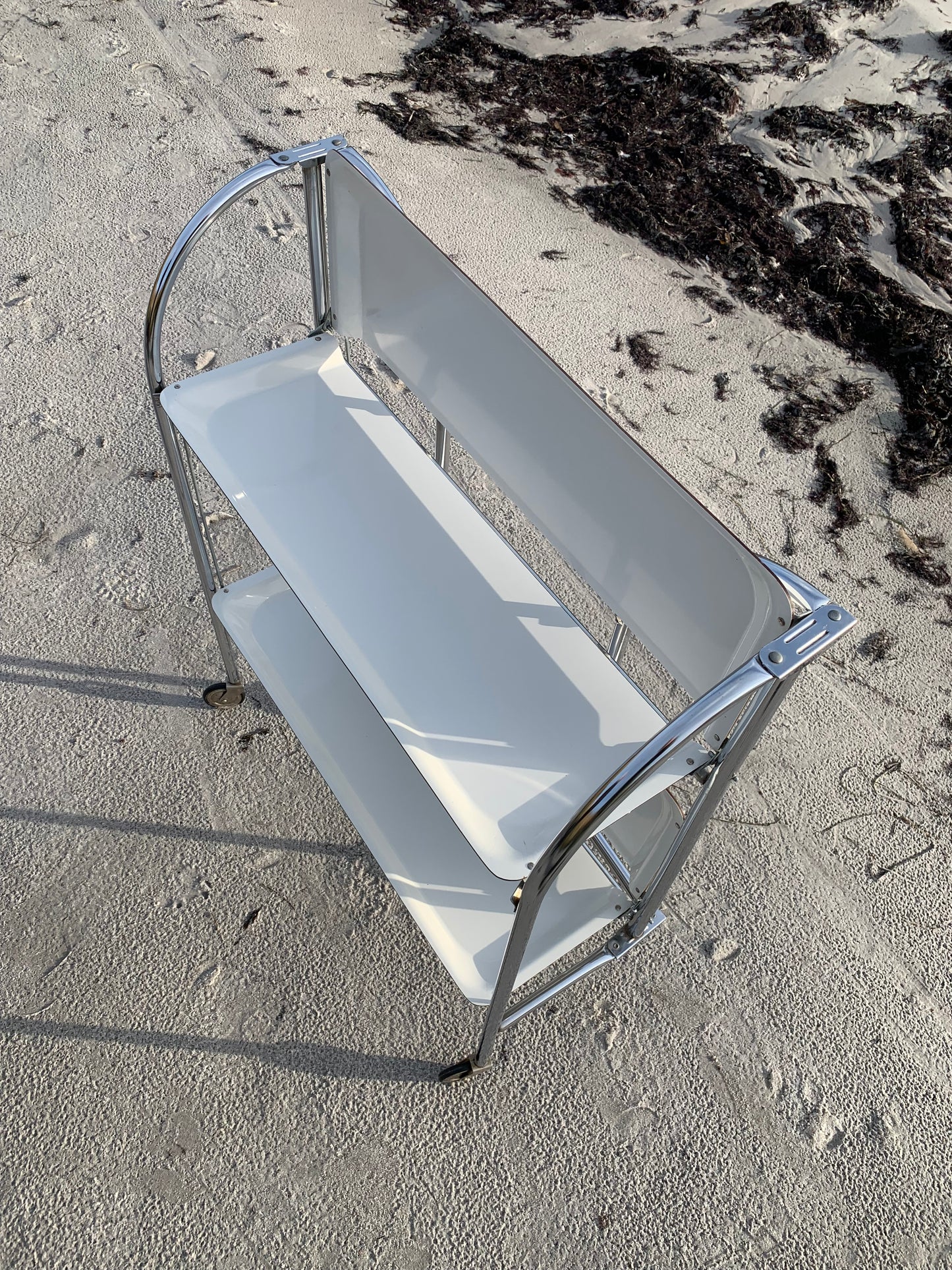 Klappbarer Bartisch mit Rollen