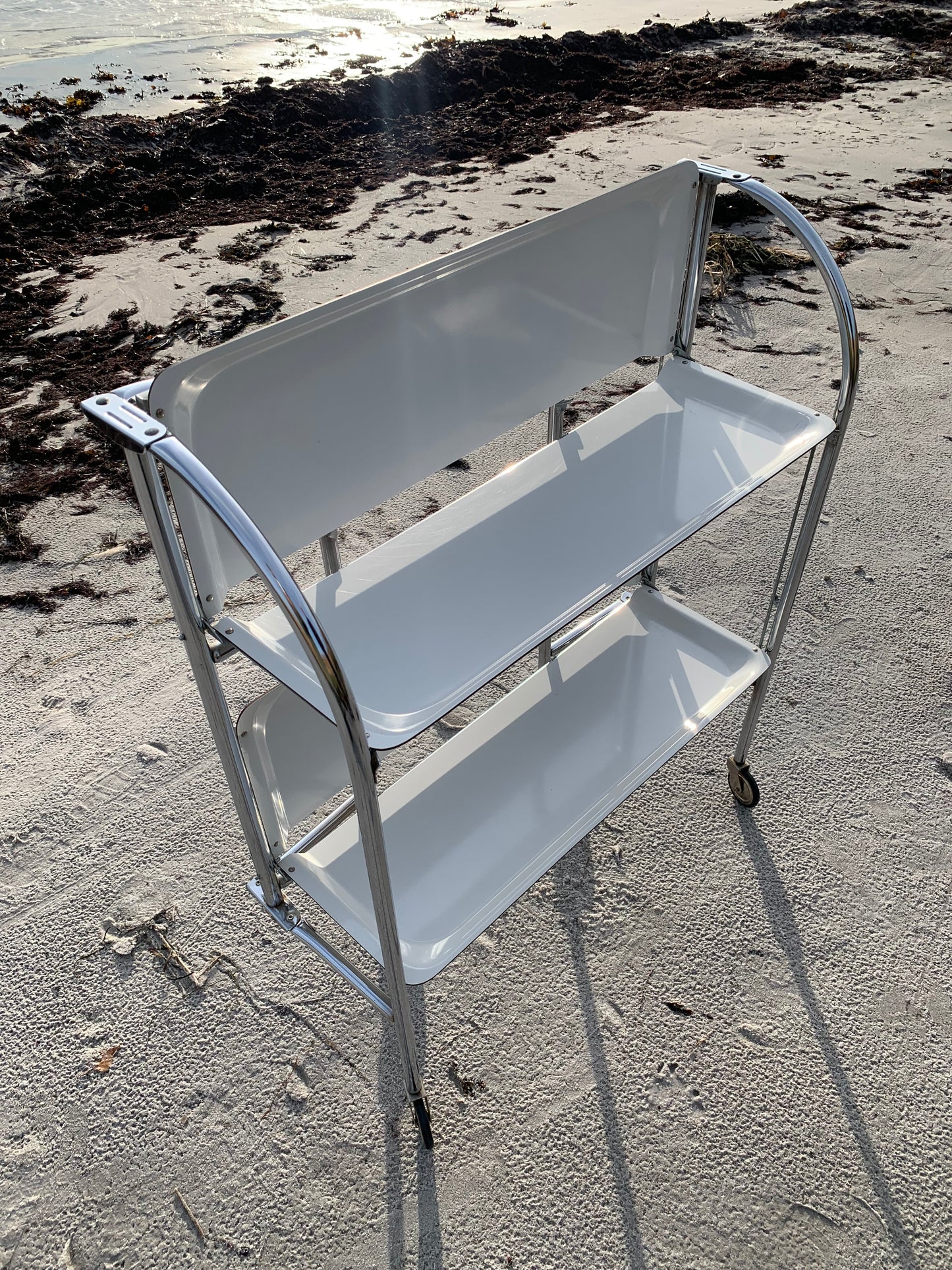 Klappbarer Bartisch mit Rollen