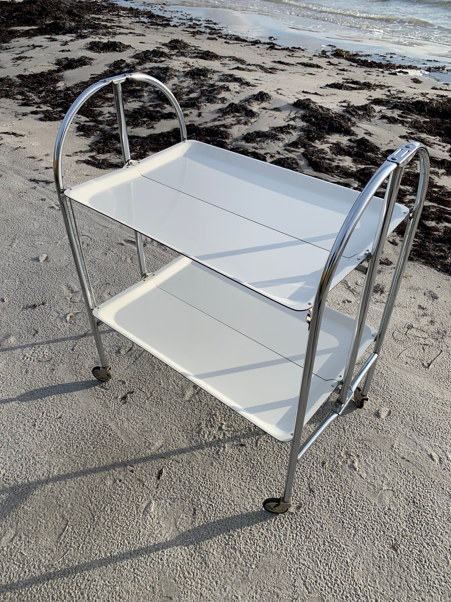 Klappbarer Bartisch mit Rollen