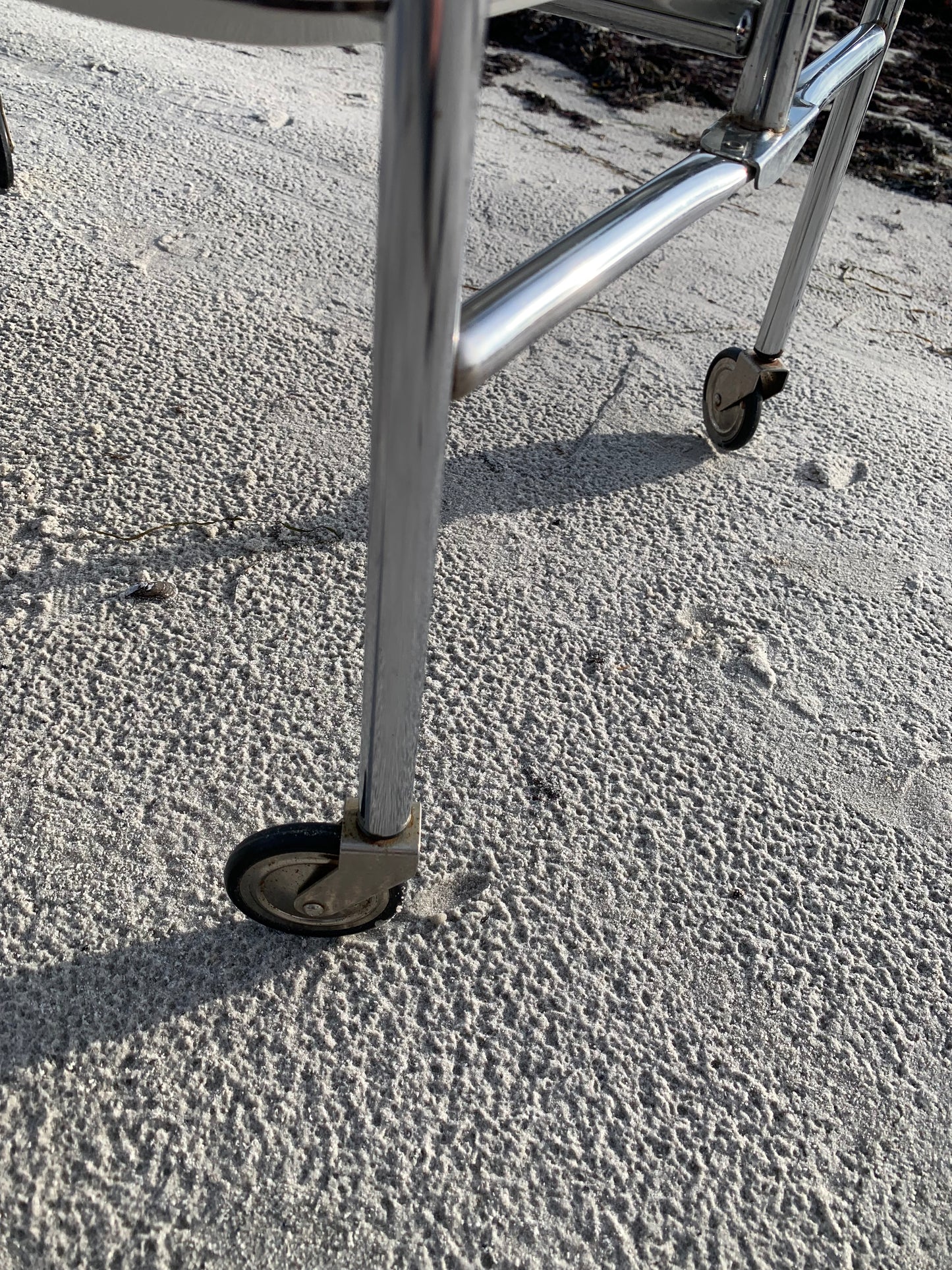 Klappbarer Bartisch mit Rollen