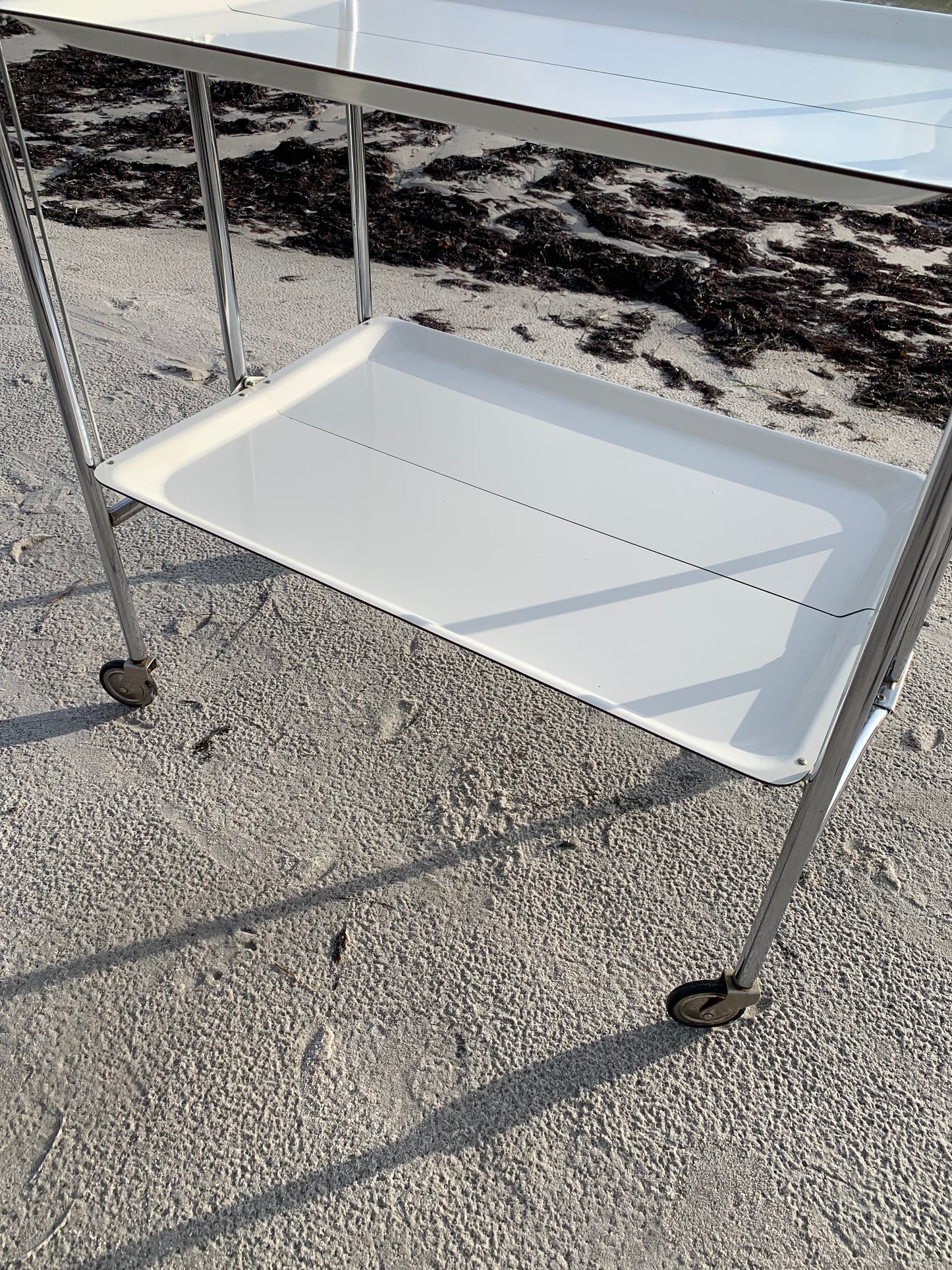 Klappbarer Bartisch mit Rollen