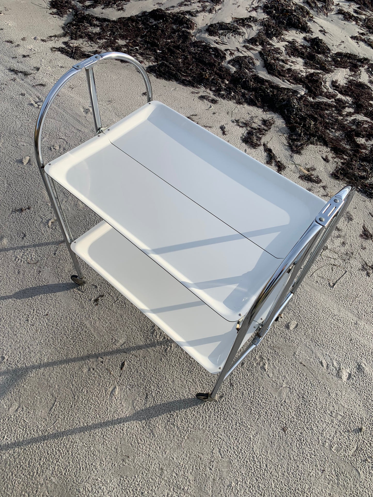 Klappbarer Bartisch mit Rollen