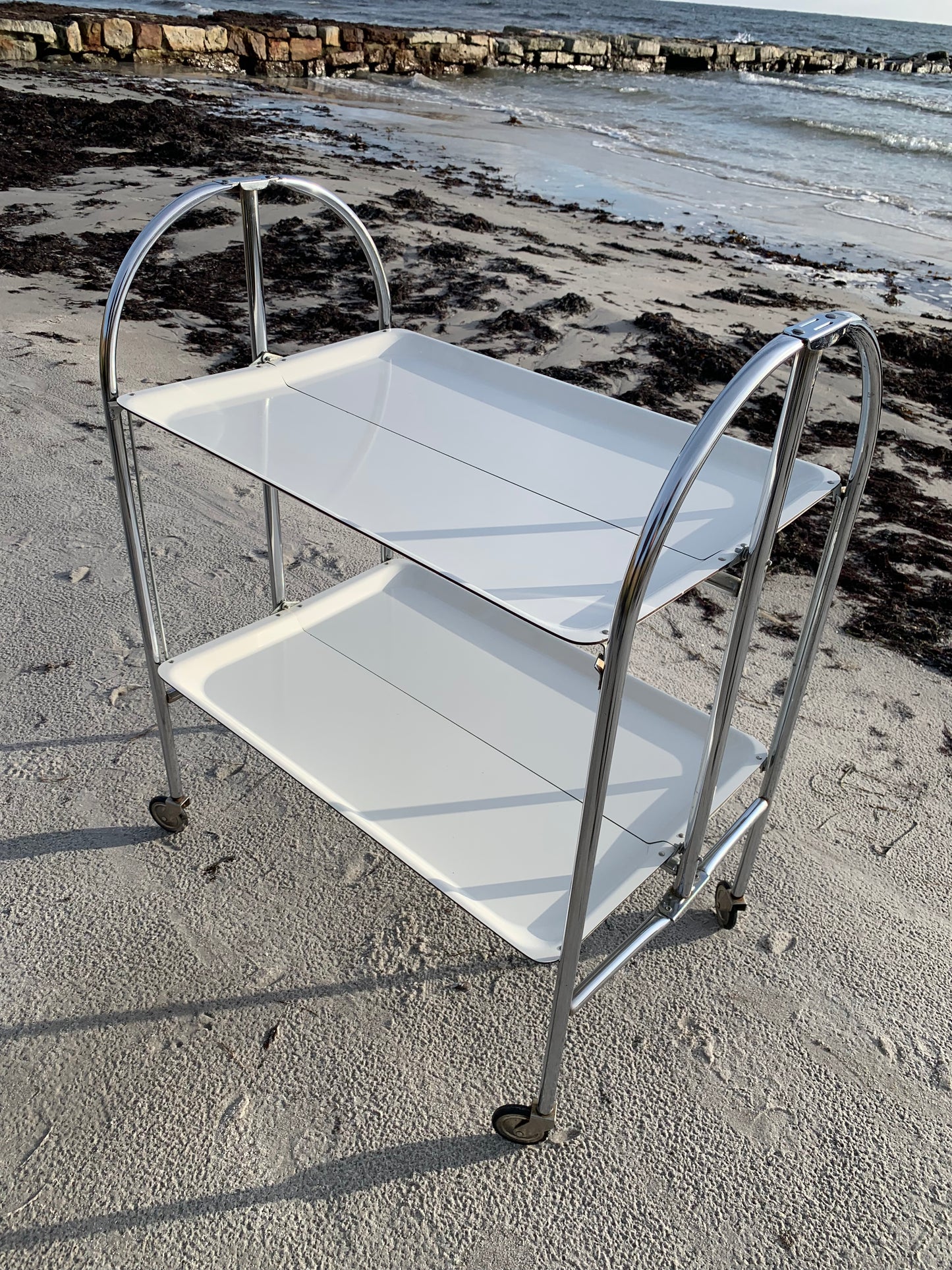 Klappbarer Bartisch mit Rollen