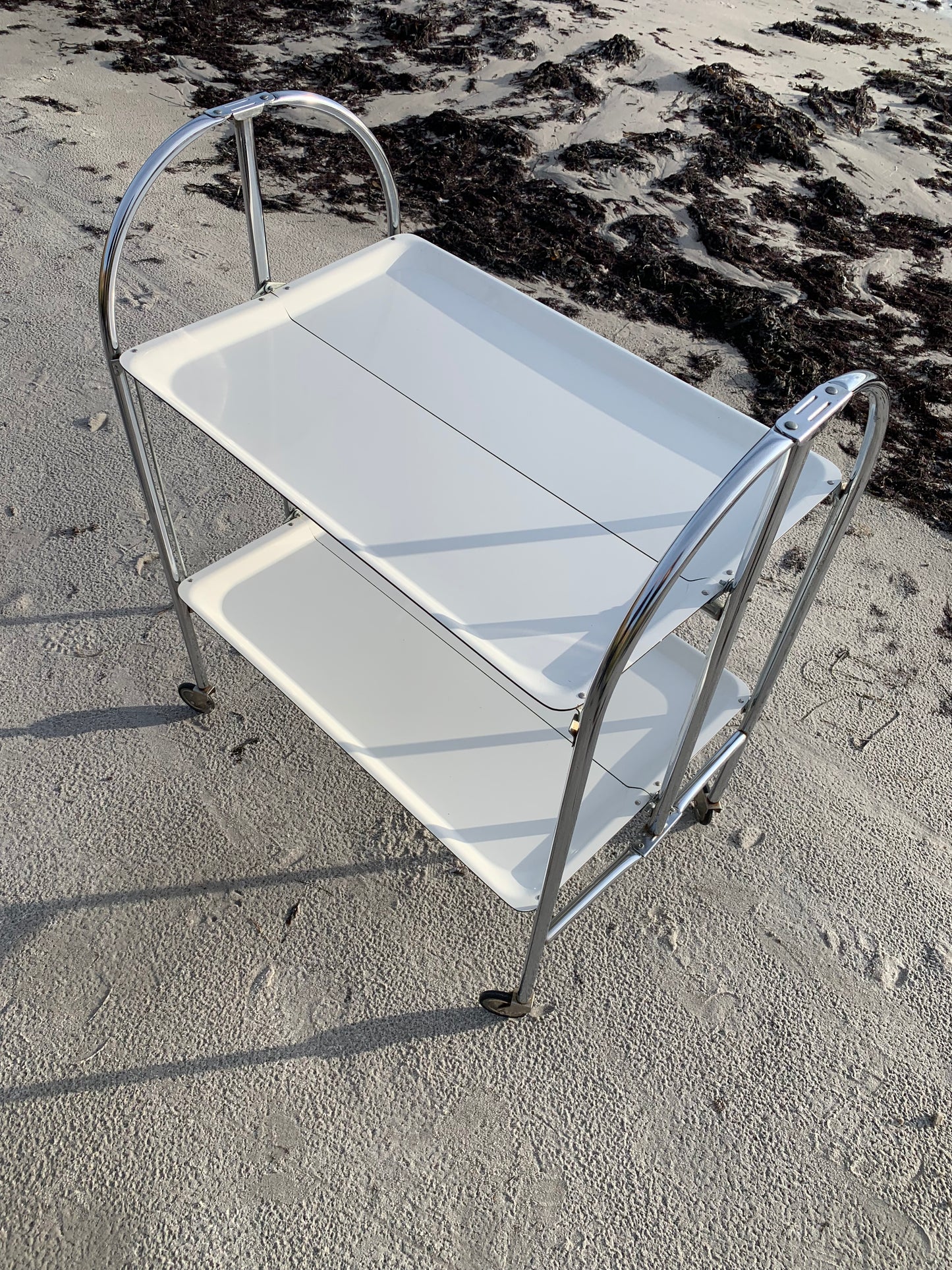 Klappbarer Bartisch mit Rollen