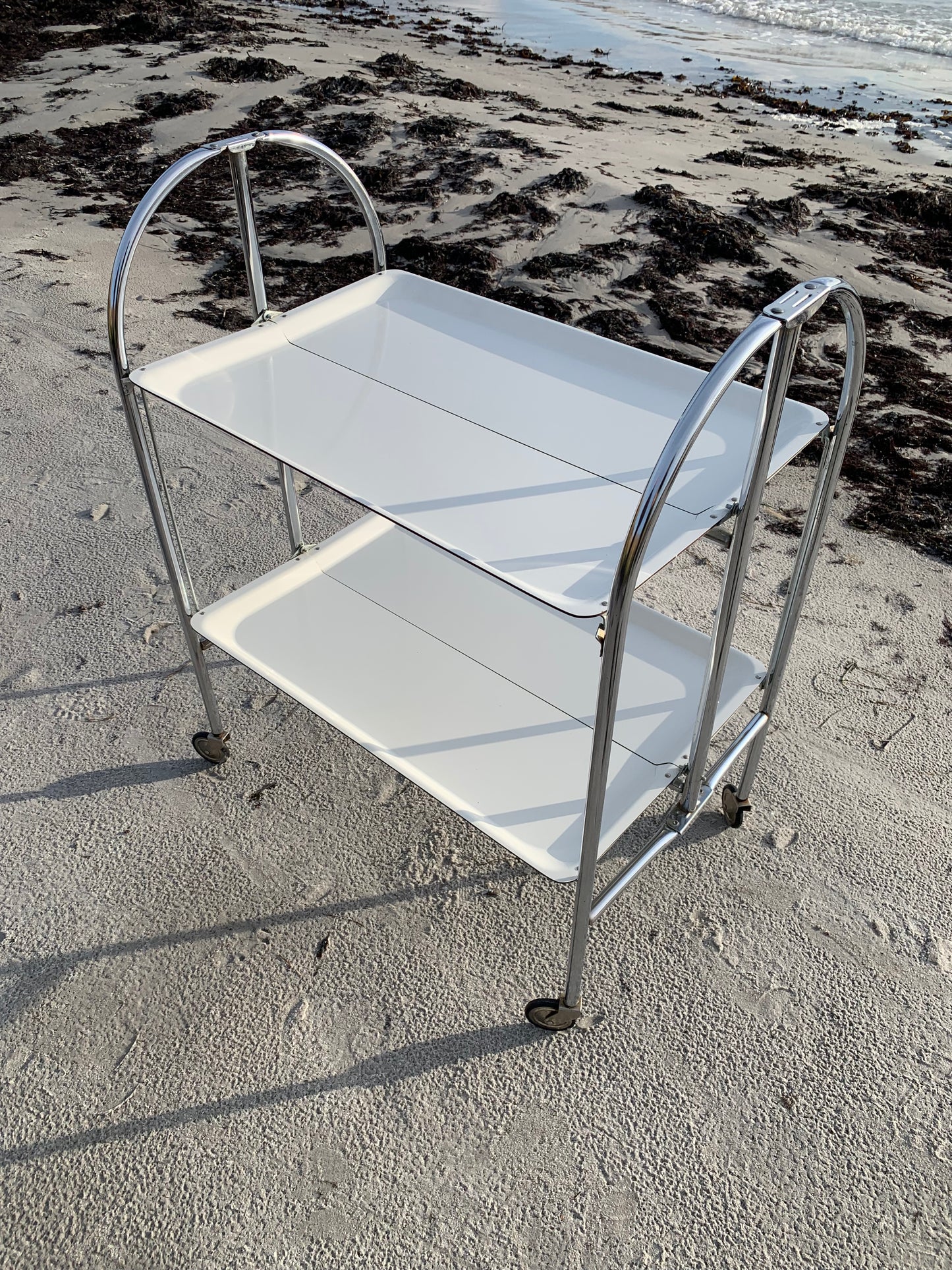 Klappbarer Bartisch mit Rollen