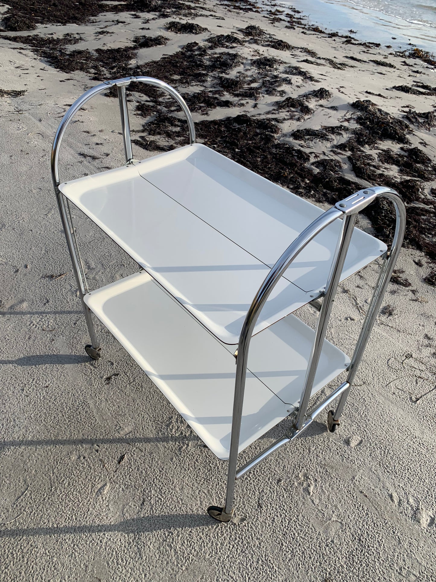 Klappbarer Bartisch mit Rollen