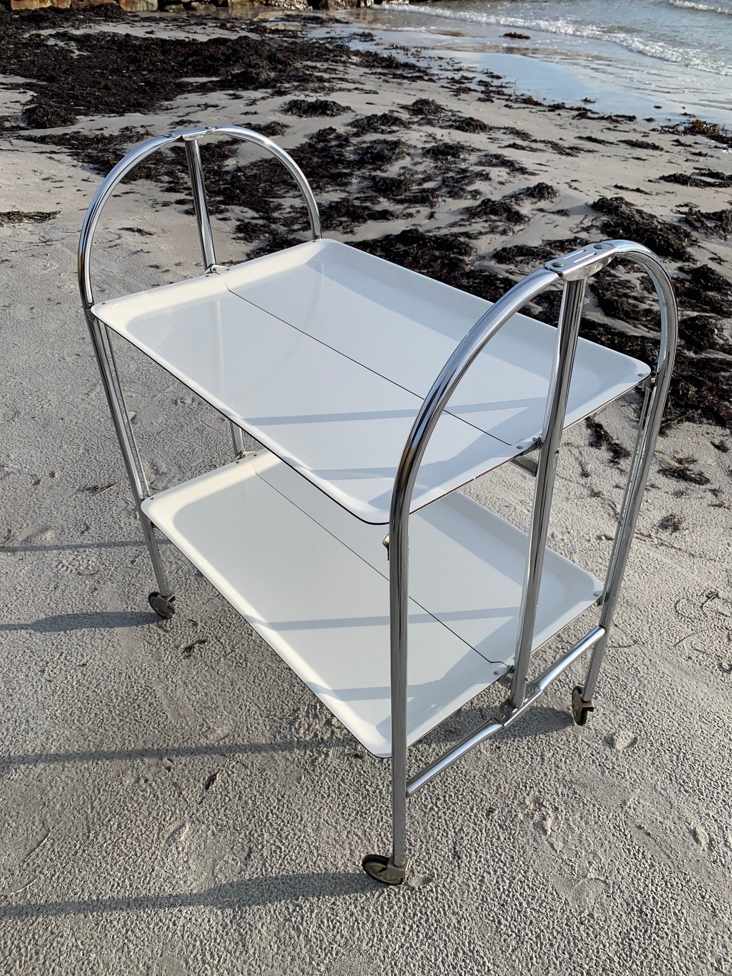 Klappbarer Bartisch mit Rollen