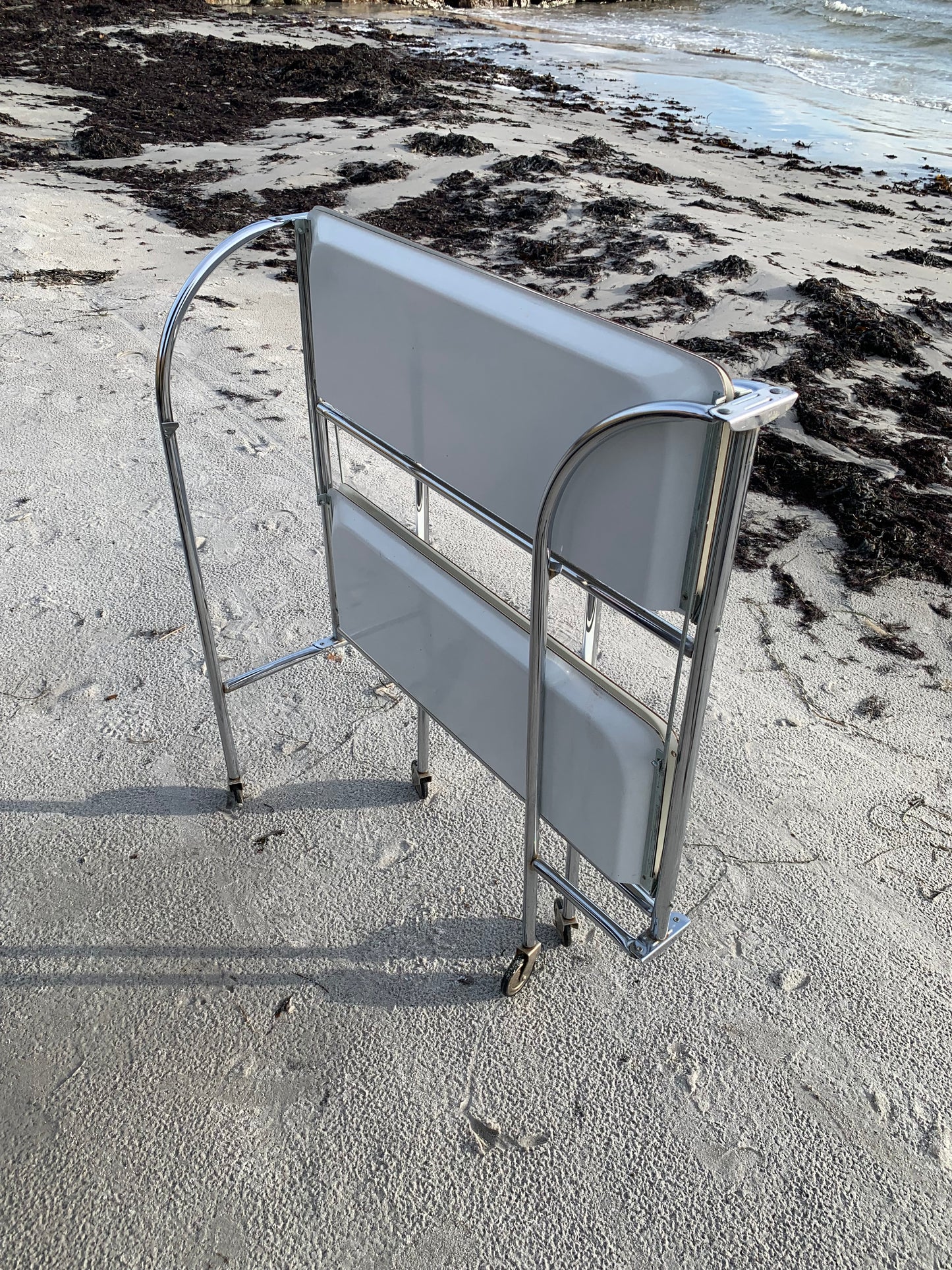 Klappbarer Bartisch mit Rollen