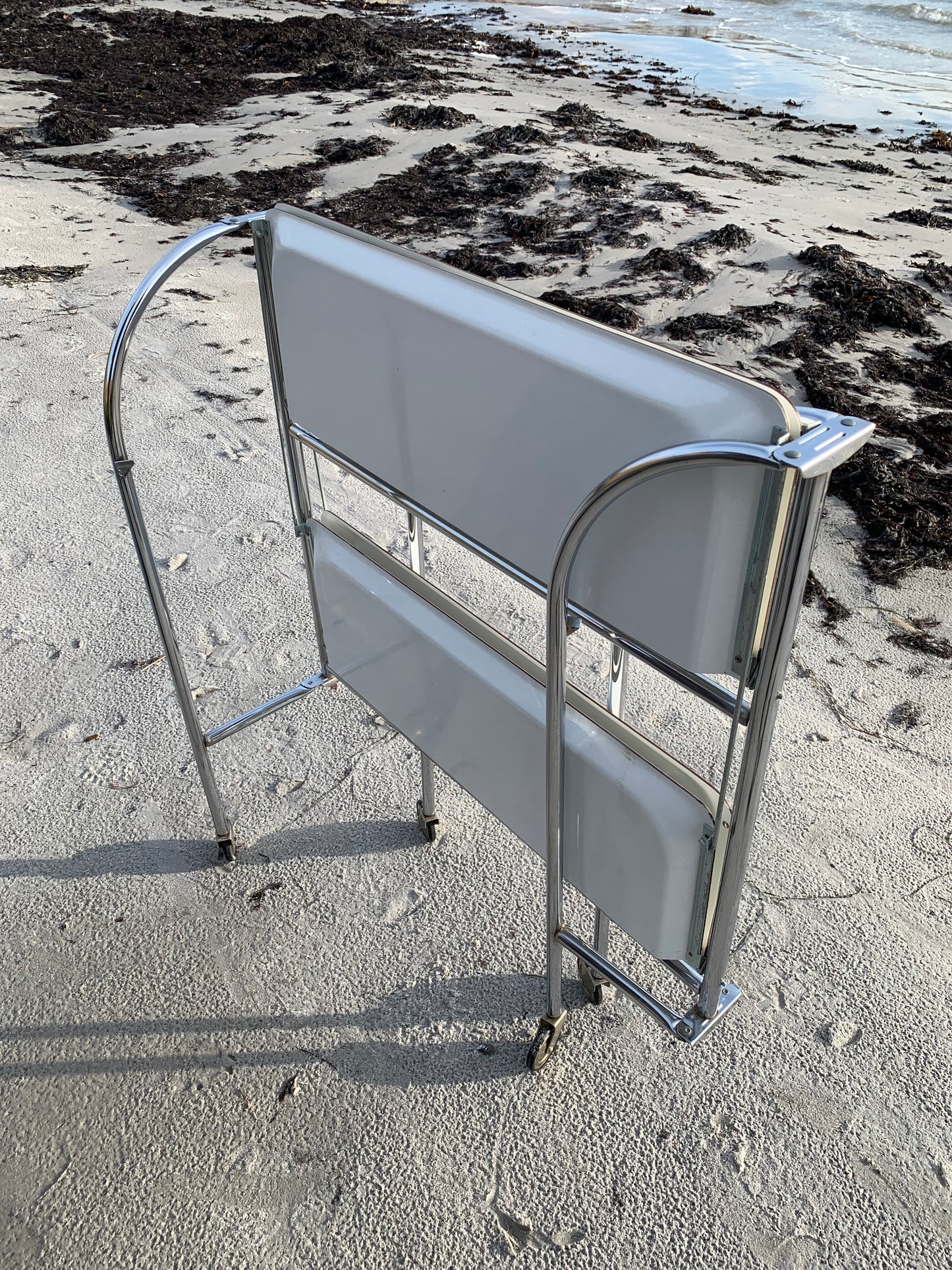 Klappbarer Bartisch mit Rollen