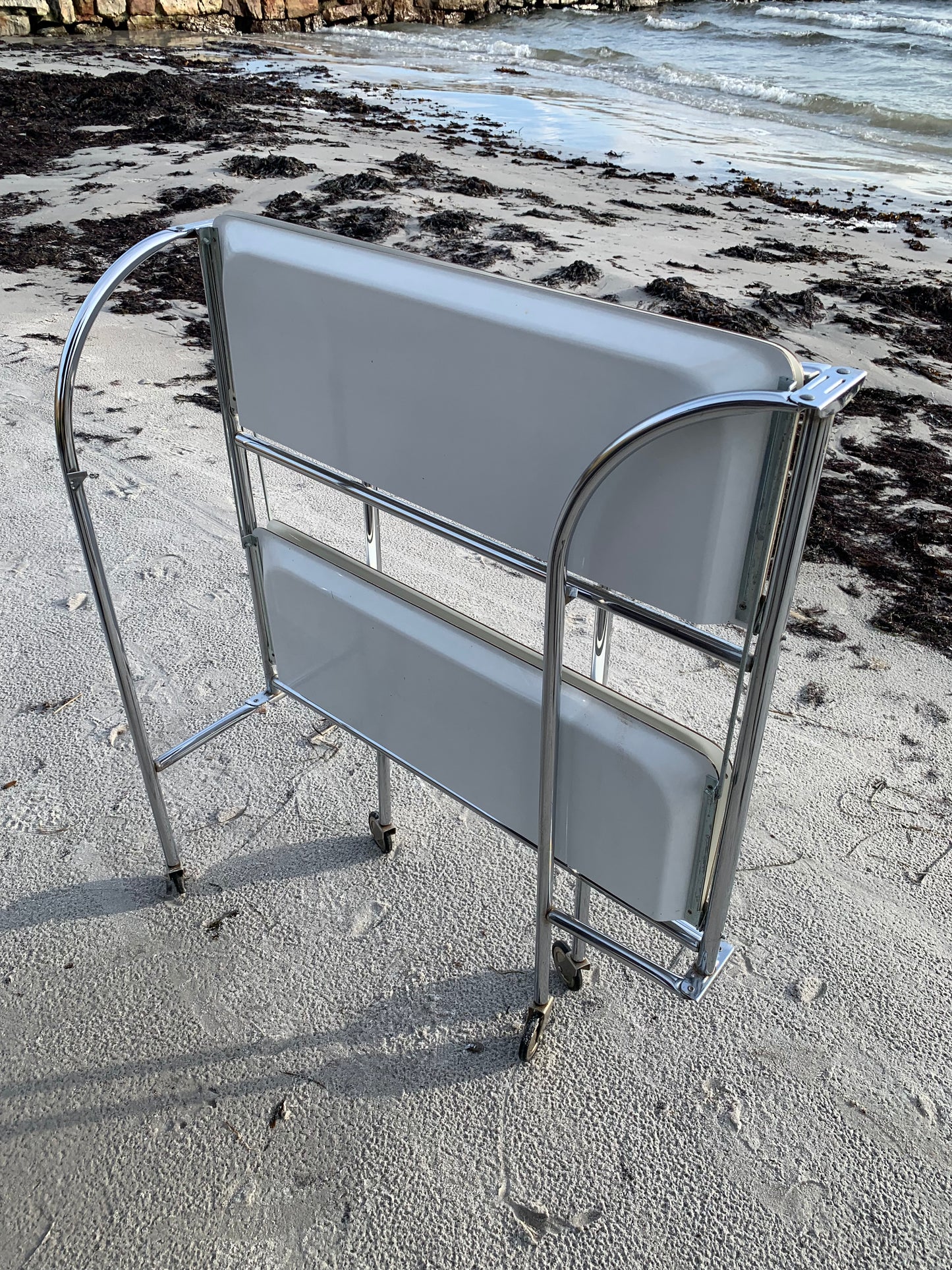 Klappbarer Bartisch mit Rollen