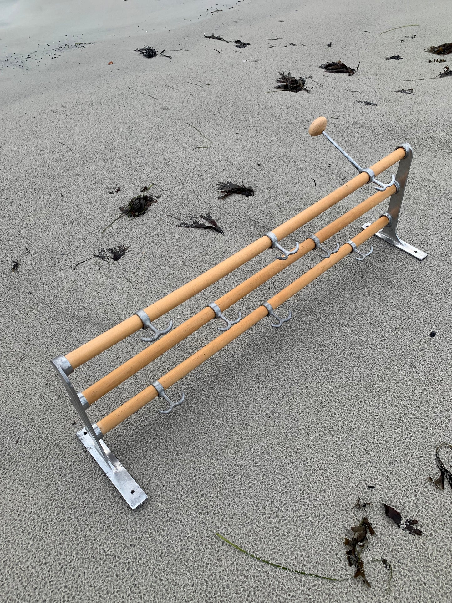 Regal mit Huthaken - Entworfen von Gunnar Bolin im Jahr 1937