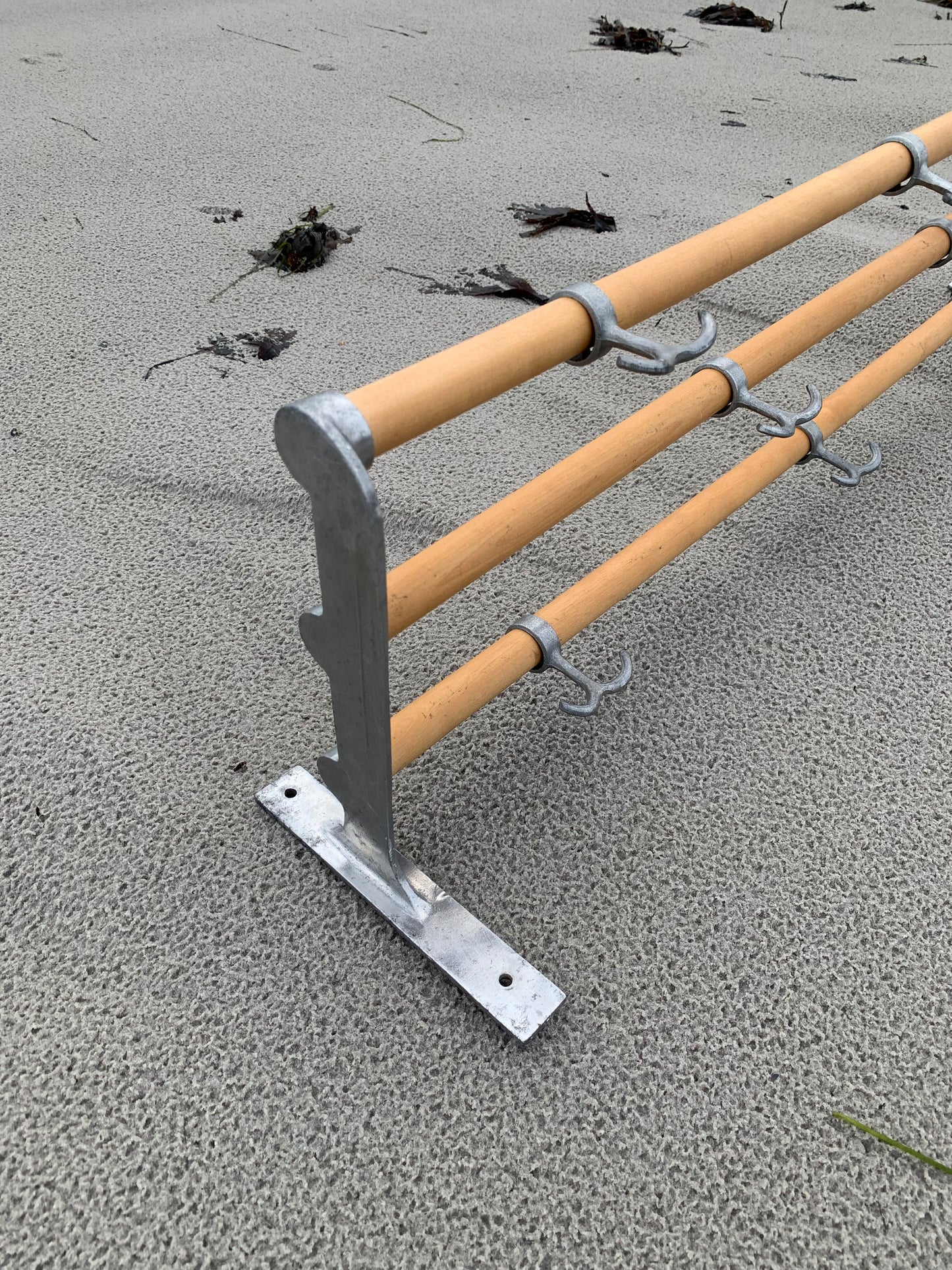 Regal mit Huthaken - Entworfen von Gunnar Bolin im Jahr 1937