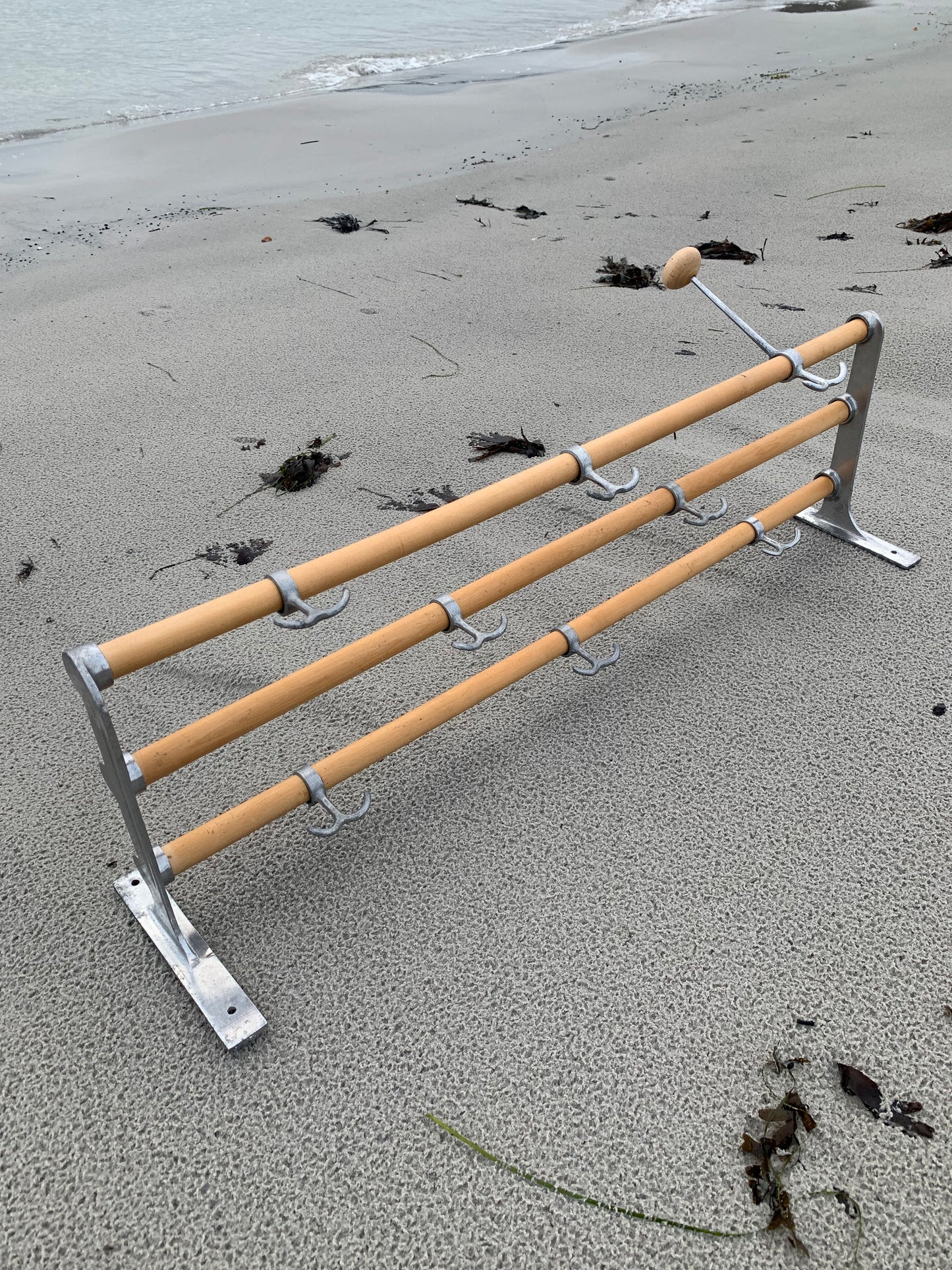 Regal mit Huthaken - Entworfen von Gunnar Bolin im Jahr 1937