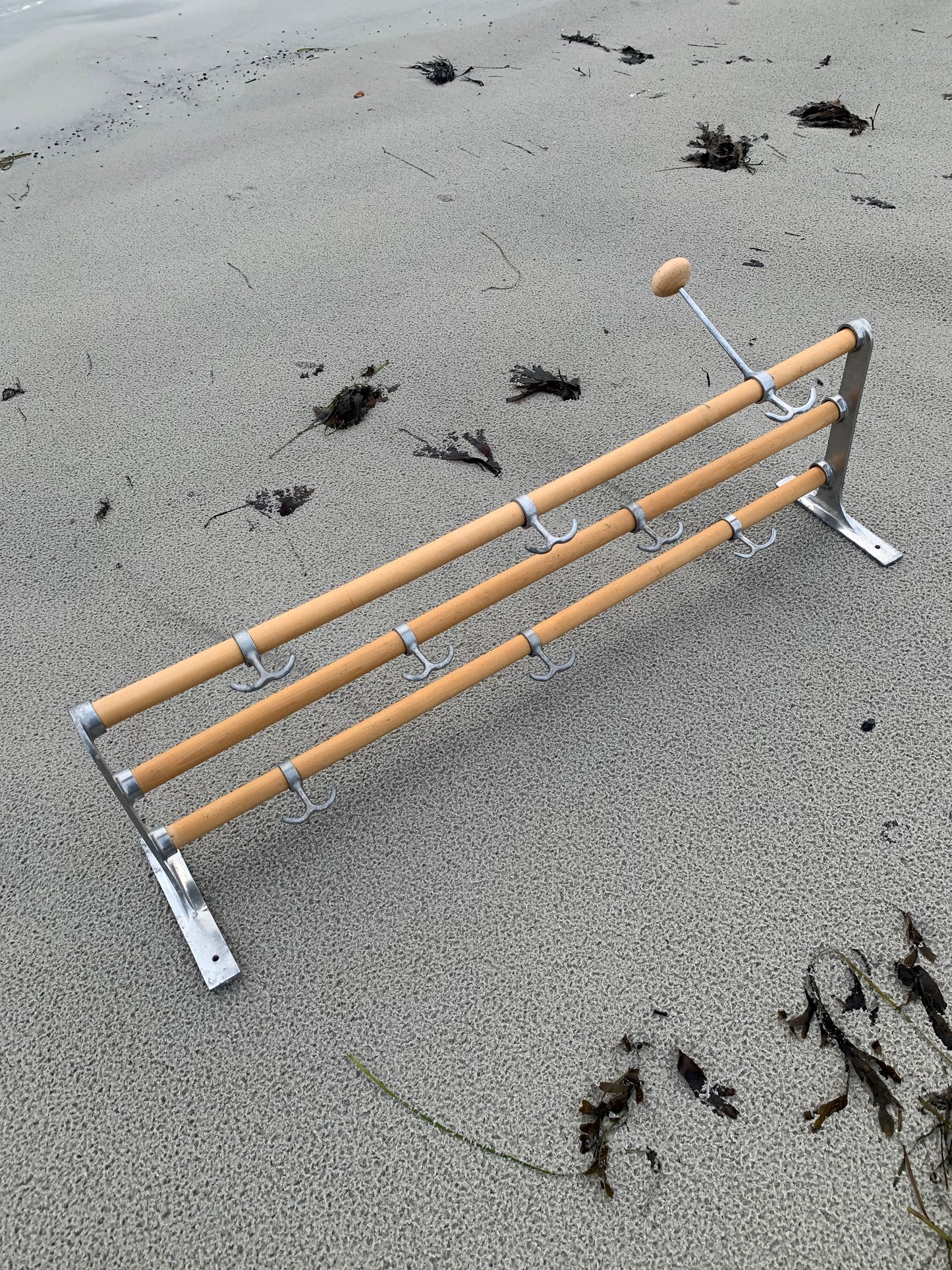 Regal mit Huthaken - Entworfen von Gunnar Bolin im Jahr 1937